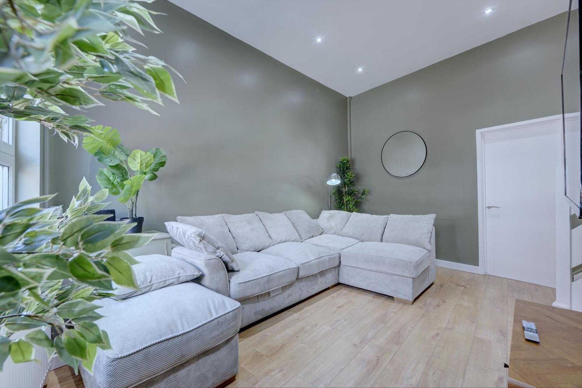 4 Bedrooms Homely House With Garden- Sleeps 9 Comfortably With 6 Comfortable Beds, Free Street Parking, Business Travellers, Contractors, & Holiday-goers, Coventry, Near Major Transport Links In And Motorway Apartment