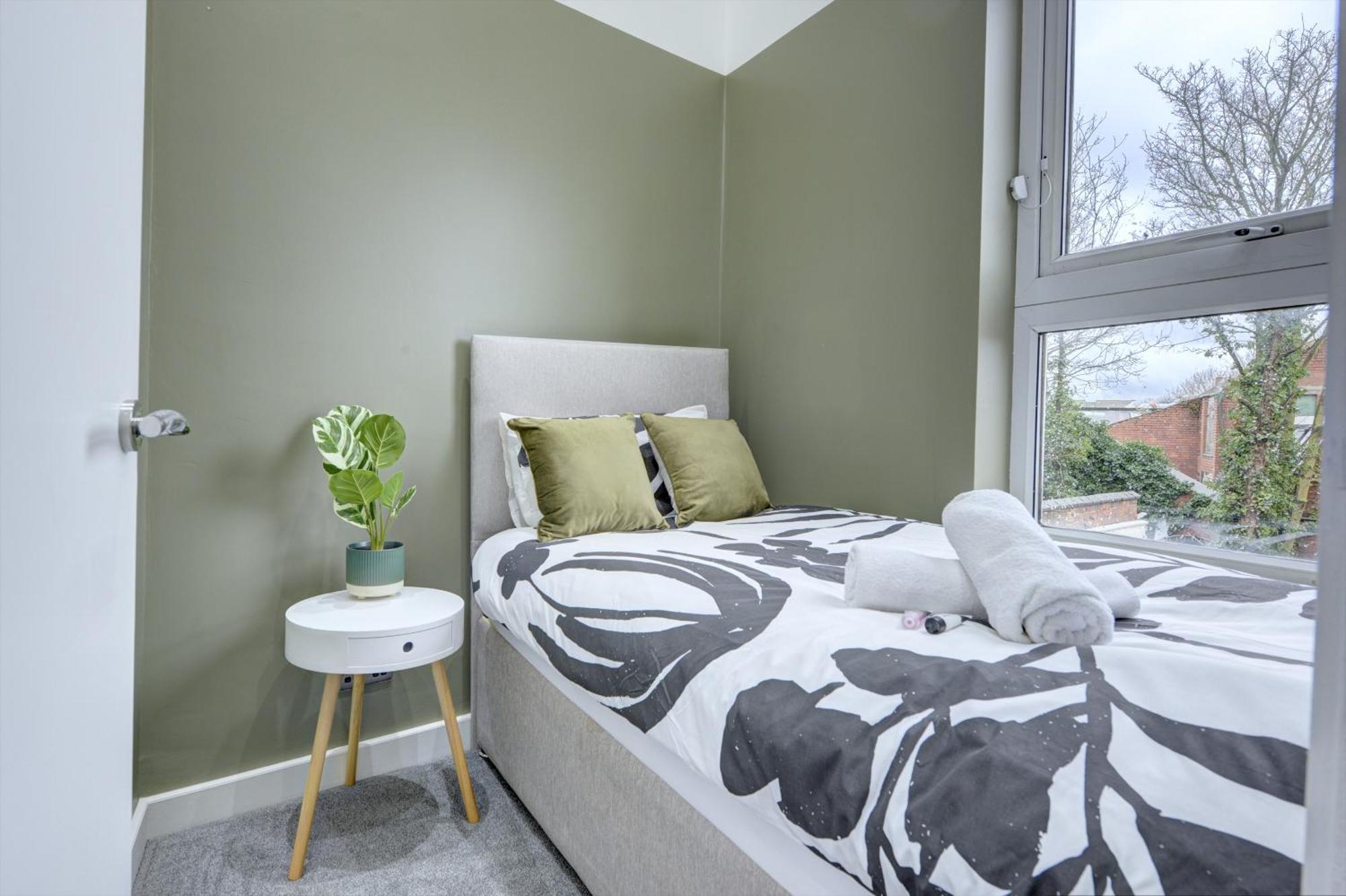 Apartment 4 Bedrooms Homely House With Garden- Sleeps 9 Comfortably With 6 Comfortable Beds, Free Street Parking, Business Travellers, Contractors, & Holiday-goers, Coventry, Near Major Transport Links In And Motorway