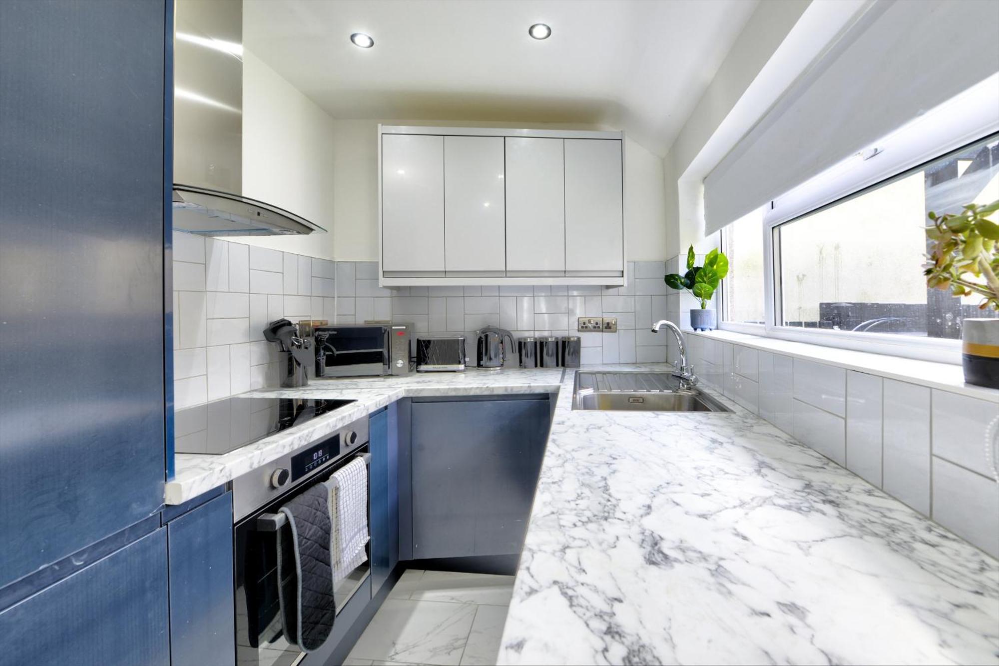 4 Bedrooms Homely House With Garden- Sleeps 9 Comfortably With 6 Comfortable Beds, Free Street Parking, Business Travellers, Contractors, & Holiday-goers, Coventry, Near Major Transport Links In And Motorway Coventry
