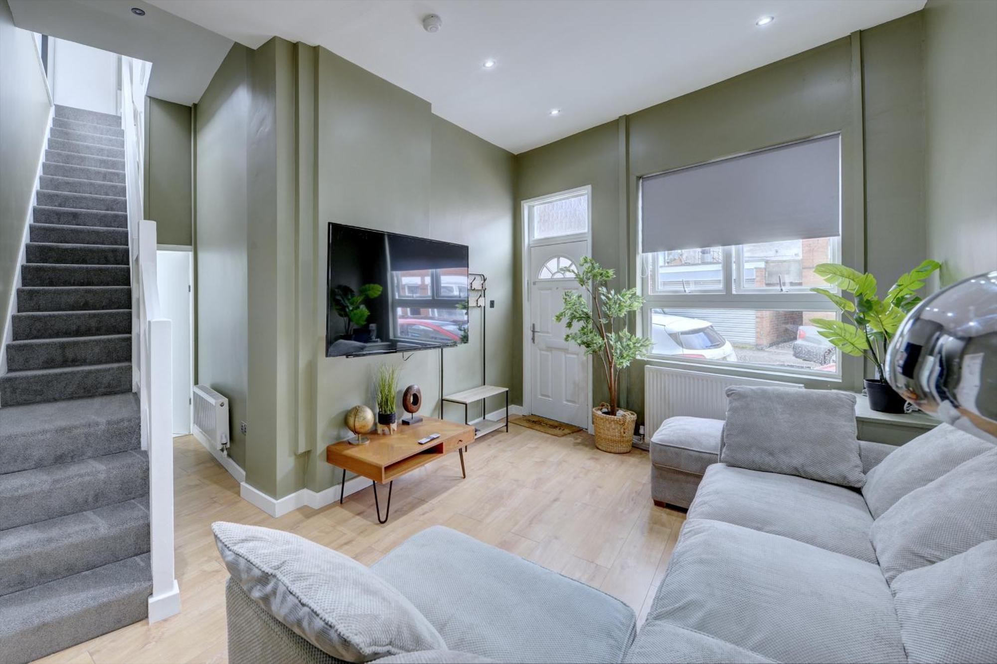 4 Bedrooms Homely House With Garden- Sleeps 9 Comfortably With 6 Comfortable Beds, Free Street Parking, Business Travellers, Contractors, & Holiday-goers, Coventry, Near Major Transport Links In And Motorway *