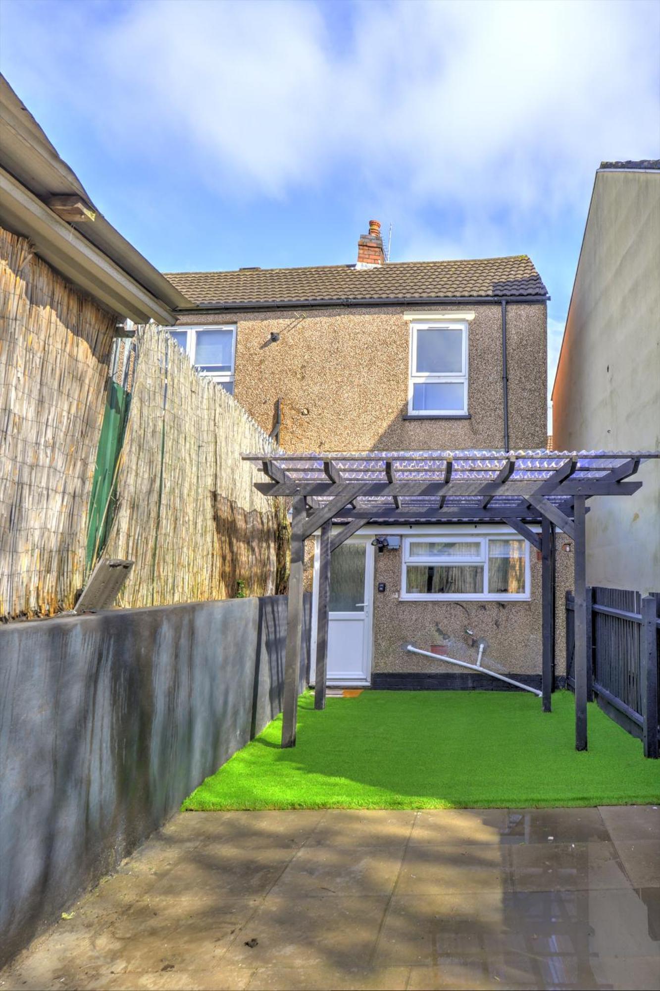 4 Bedrooms Homely House With Garden- Sleeps 9 Comfortably With 6 Comfortable Beds, Free Street Parking, Business Travellers, Contractors, & Holiday-goers, Coventry, Near Major Transport Links In And Motorway Apartment *