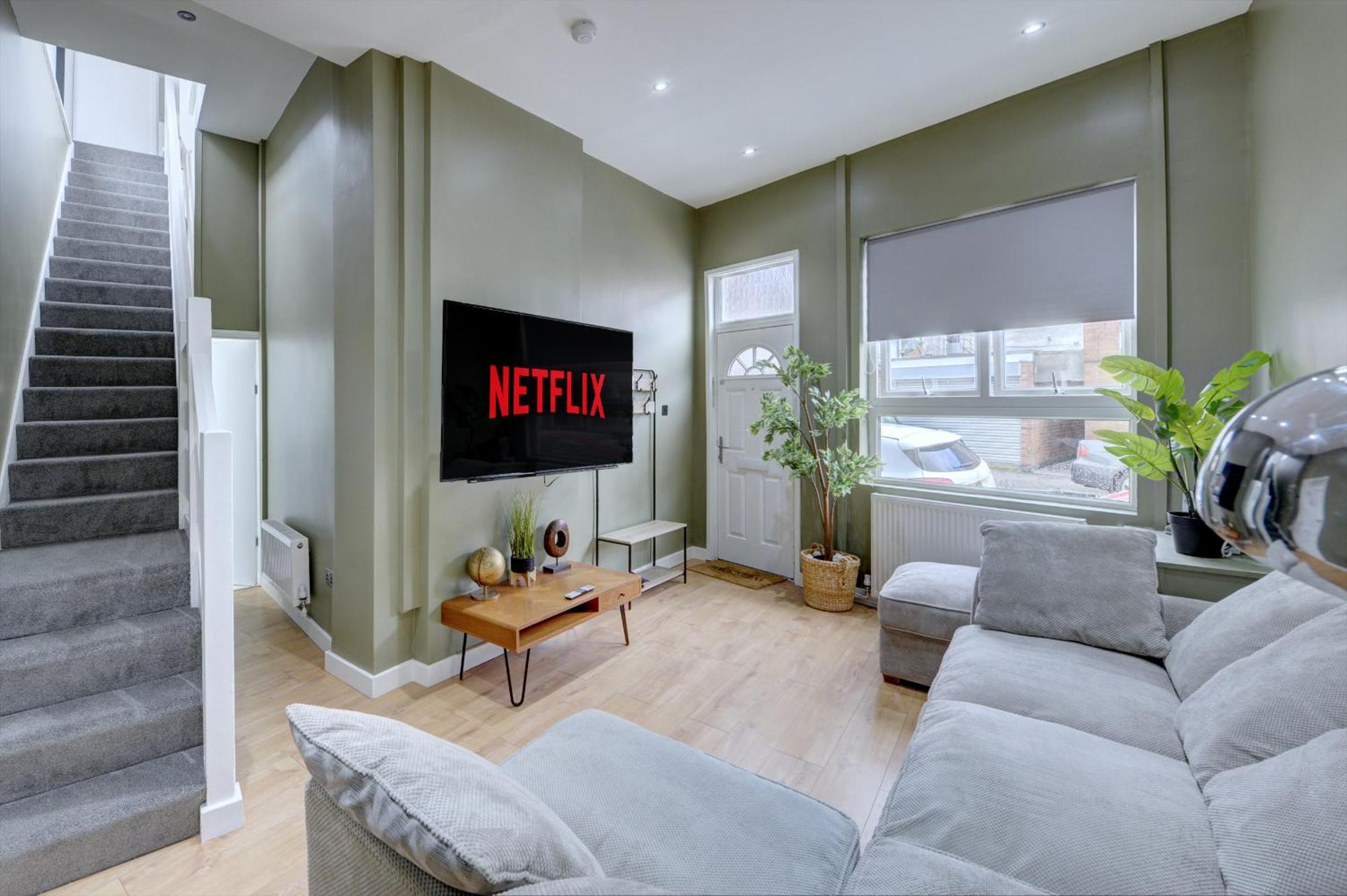 4 Bedrooms Homely House With Garden- Sleeps 9 Comfortably With 6 Comfortable Beds, Free Street Parking, Business Travellers, Contractors, & Holiday-goers, Coventry, Near Major Transport Links In And Motorway *