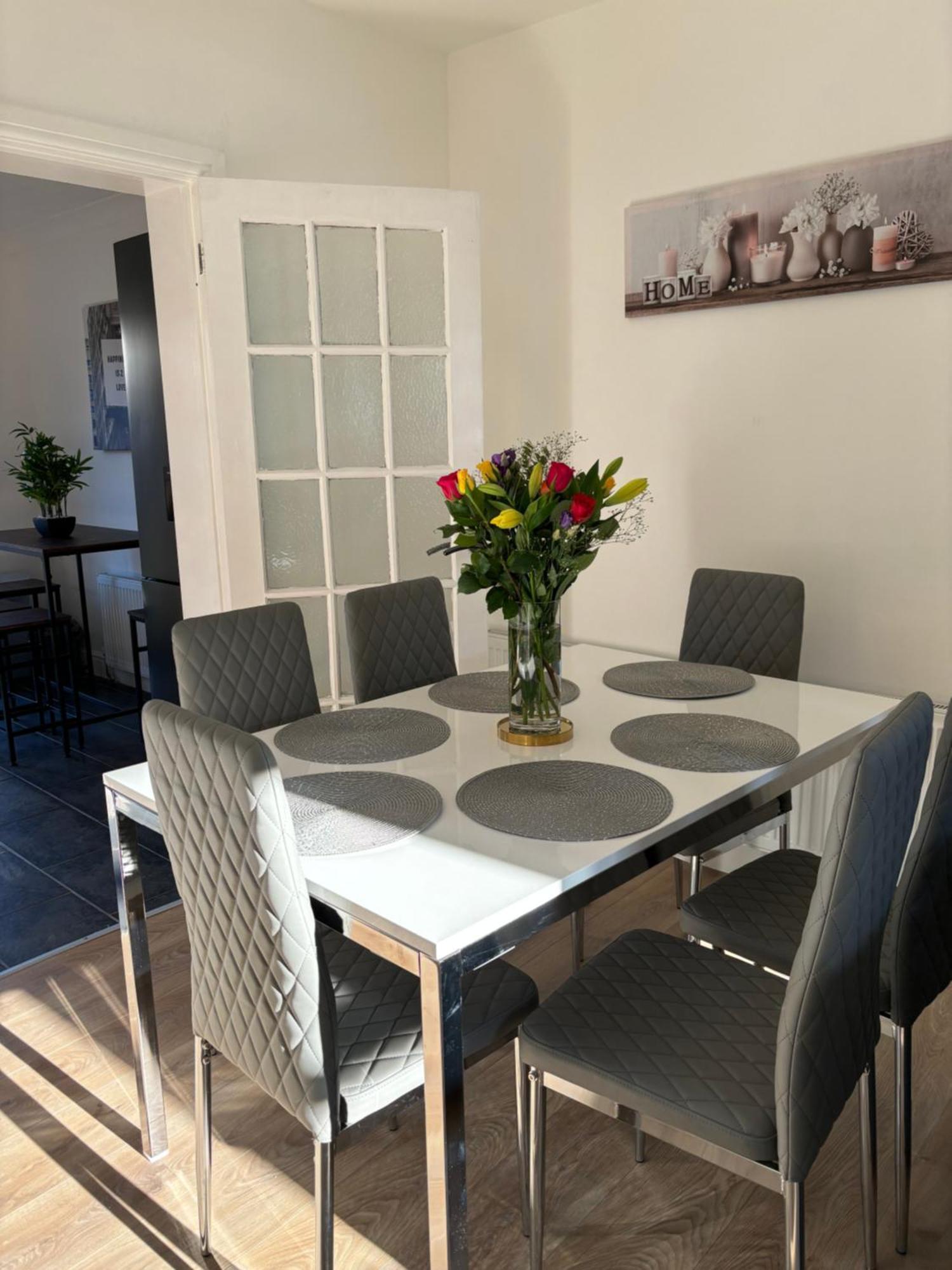 Modern House, Sleeps 5 In Holiday home *