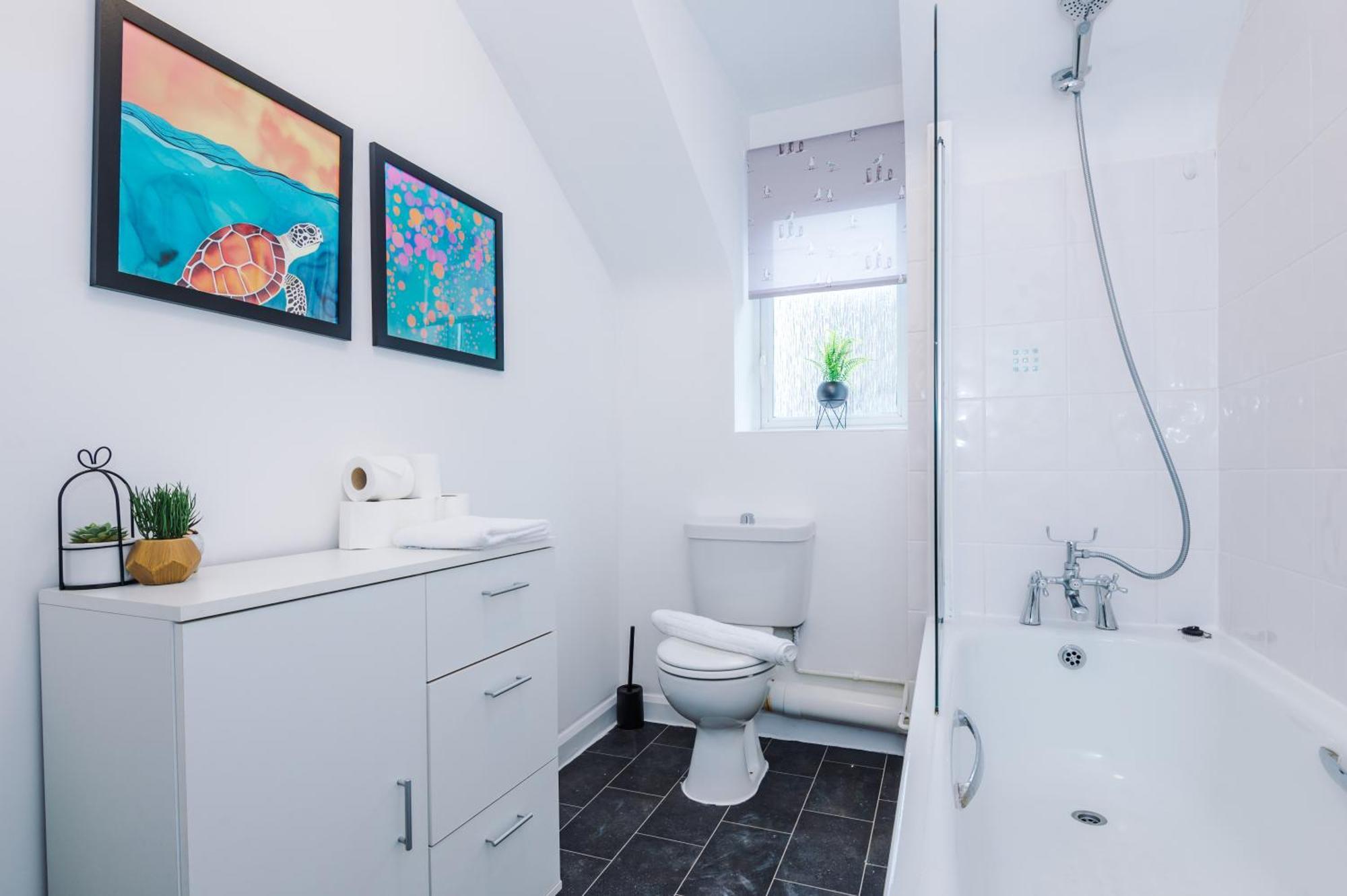 Pinley Place Serviced - Charming 2bed Retreat Apartment *