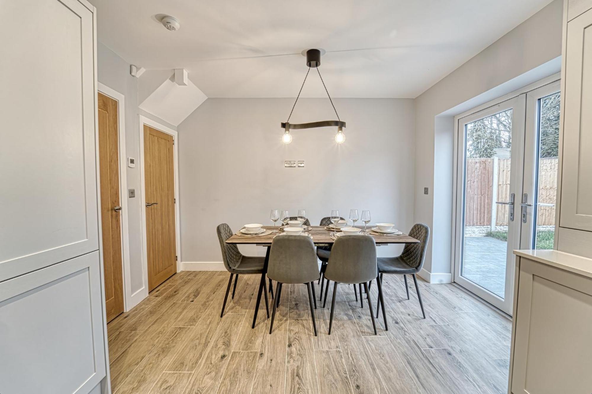 And Stylish, Garden And Parking Apartment Coventry