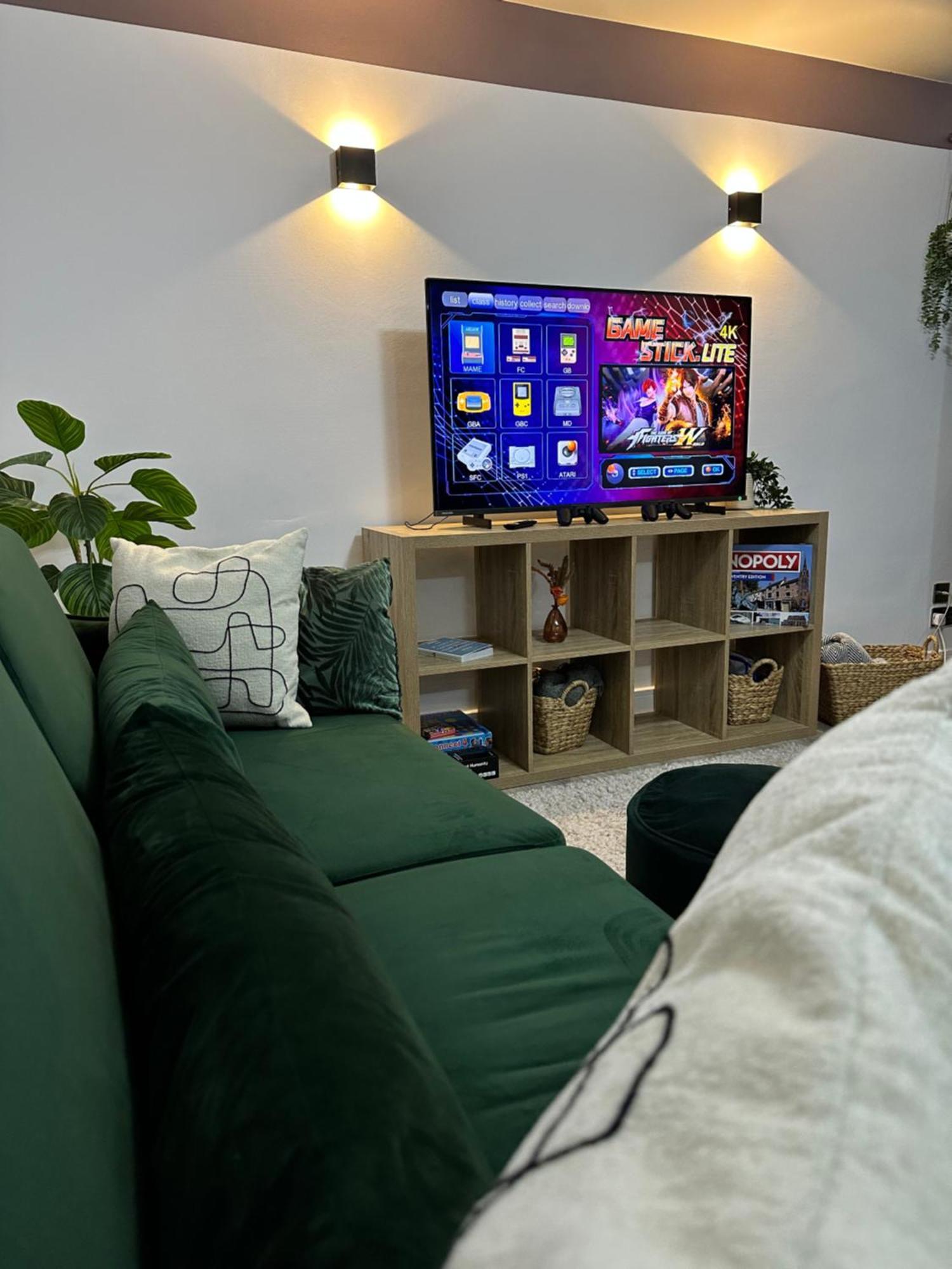 Harrys - Contractors & Business Professionals - Nec - 2 Parking Spaces - 4 Large Bedrooms & 2 Bathrooms - Pool Table - Table Tennis - Darts - Games Console *