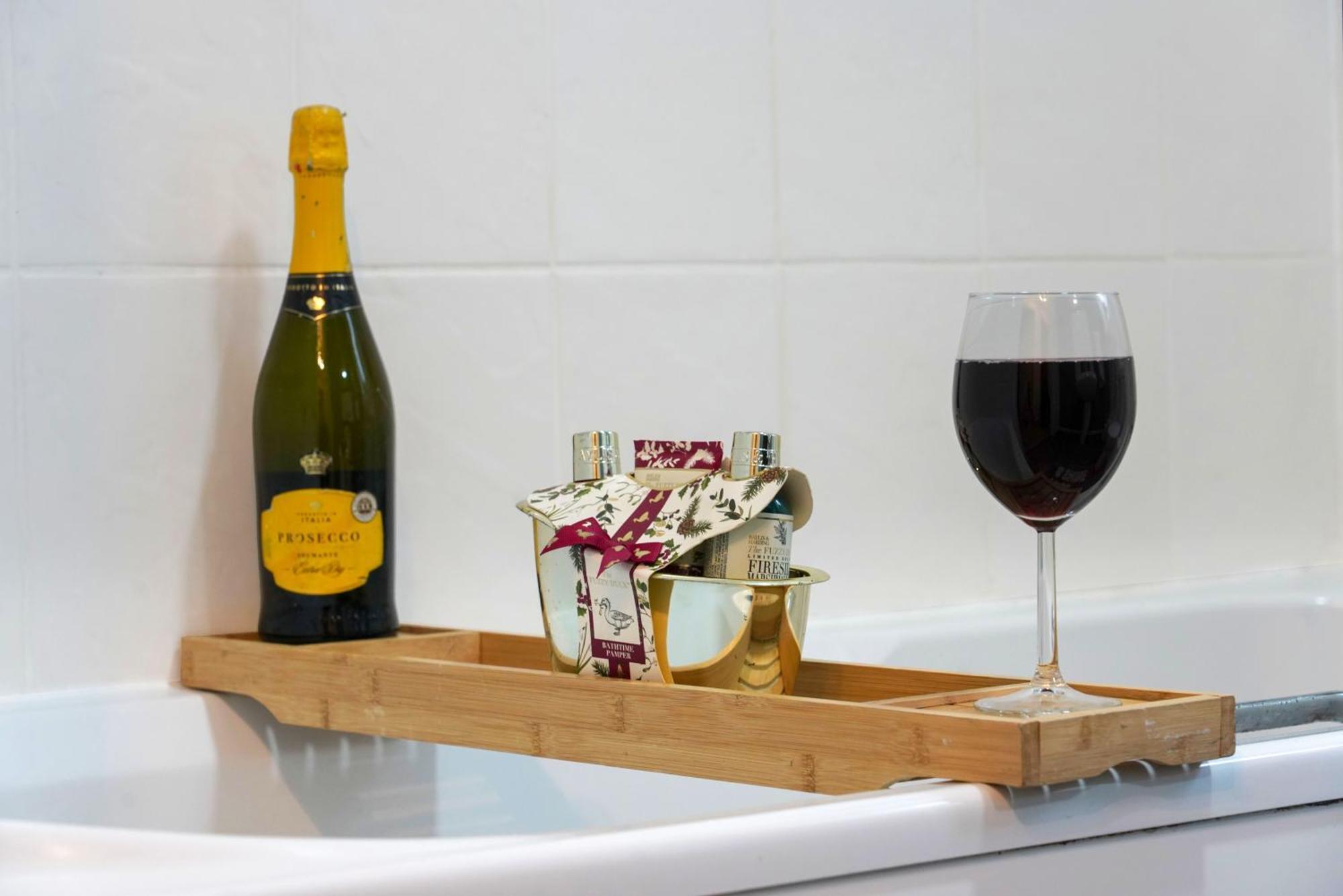 Stylish With Free Parking, Fast Wifi And Smart Tv By Yoko Coventry
