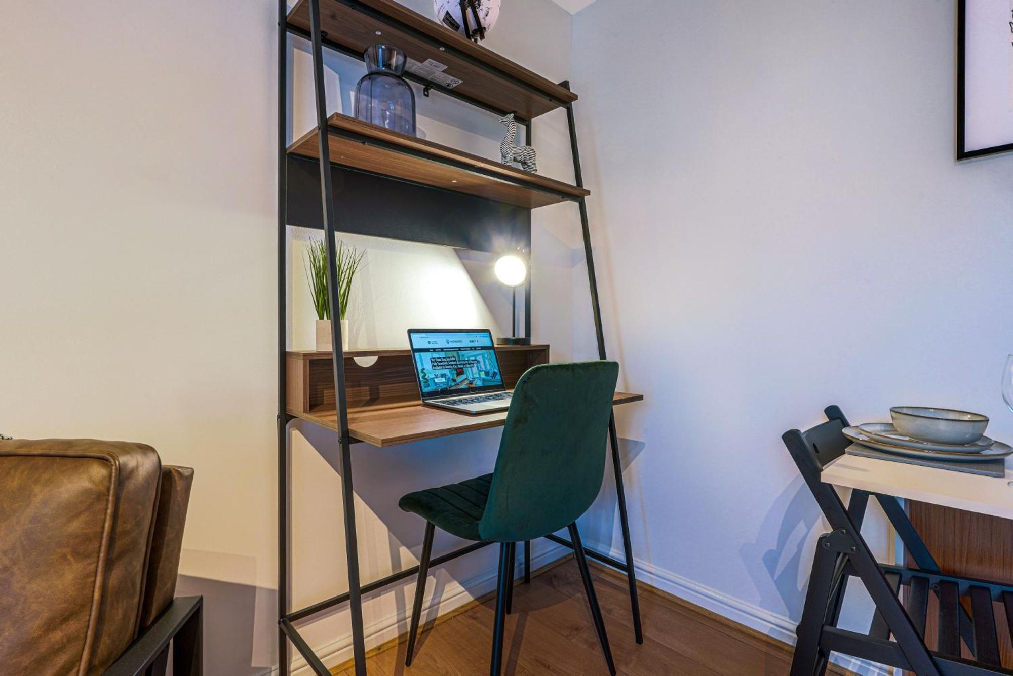 Stylish With Free Parking, Fast Wifi And Smart Tv By Yoko Coventry