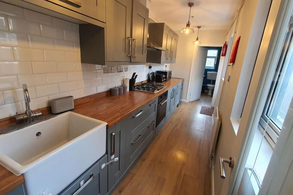 Contractors-city Centre-parking-sleeps 9 -smart Tv, 2 Bathrooms! Casa de férias