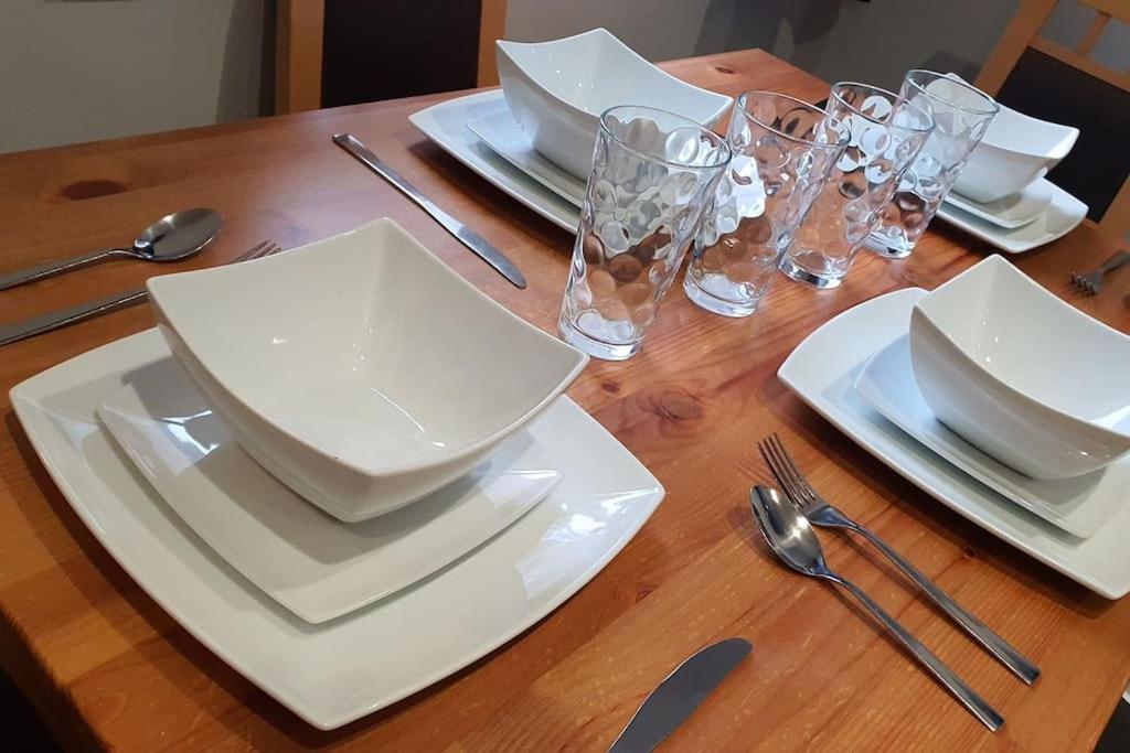 Contractors-city Centre-parking-sleeps 9 -smart Tv, 2 Bathrooms! *