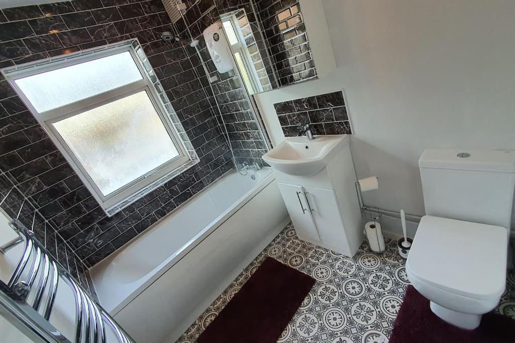 Contractors-city Centre-parking-sleeps 9 -smart Tv, 2 Bathrooms! Coventry