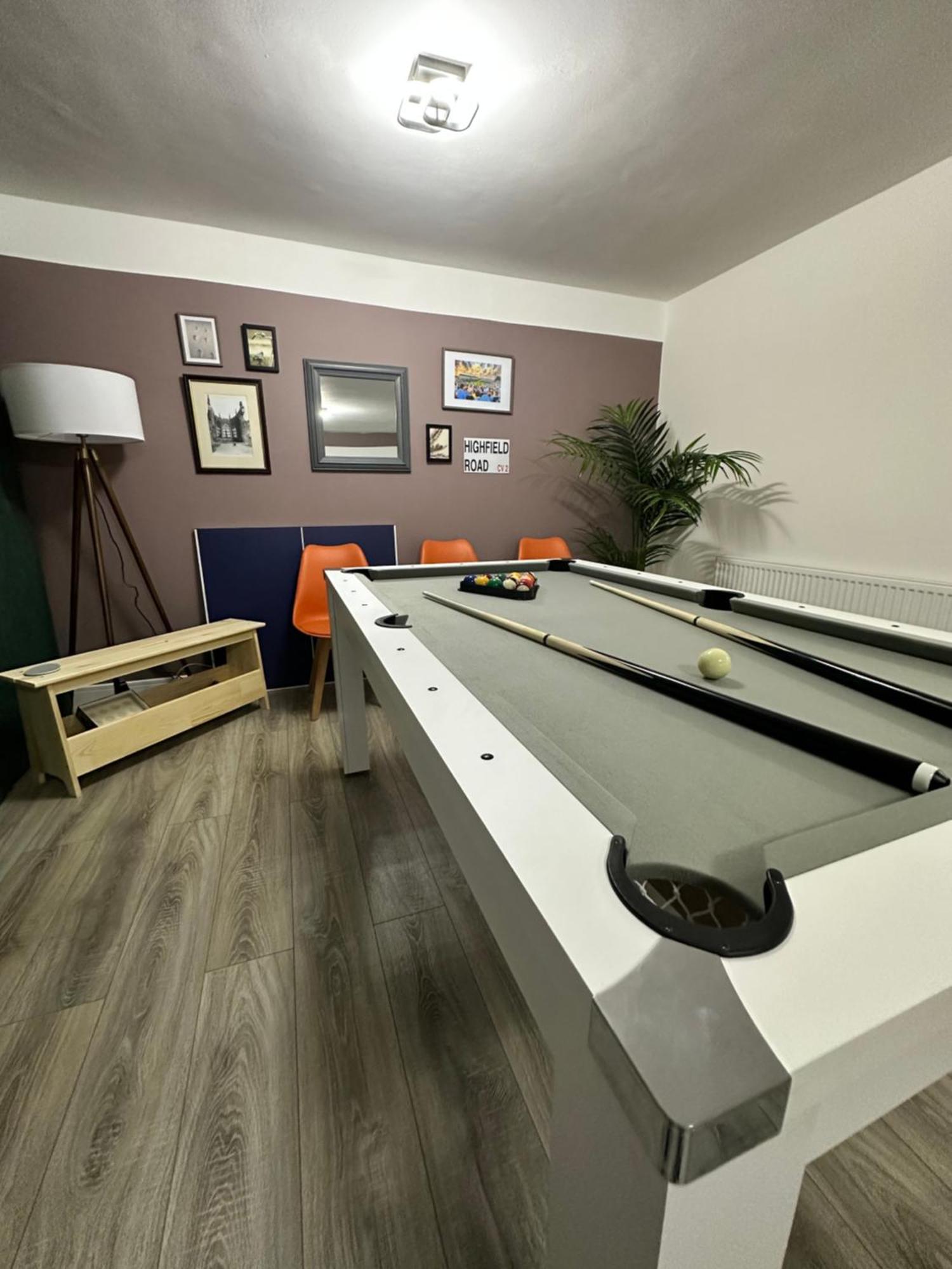Apartment Harrys - Contractors & Business Professionals - Nec - 2 Parking Spaces - 4 Large Bedrooms & 2 Bathrooms - Pool Table - Table Tennis - Darts - Games Console