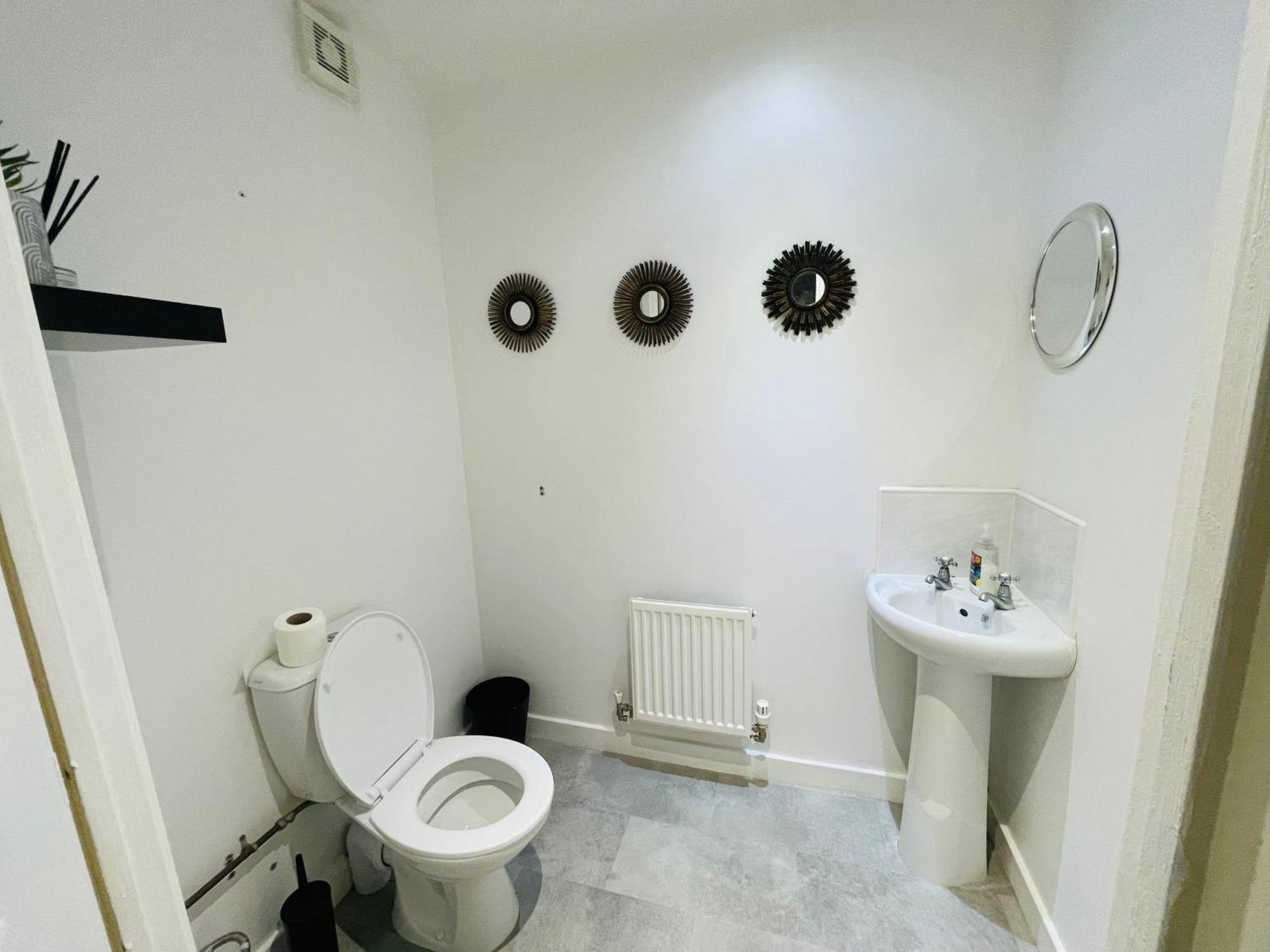 3 Bedroom Affordable Family Detached House - Business Contractors, Midlands Location - Private Garden,free Car Park,tv- Netflix And Free Wifi Holiday home