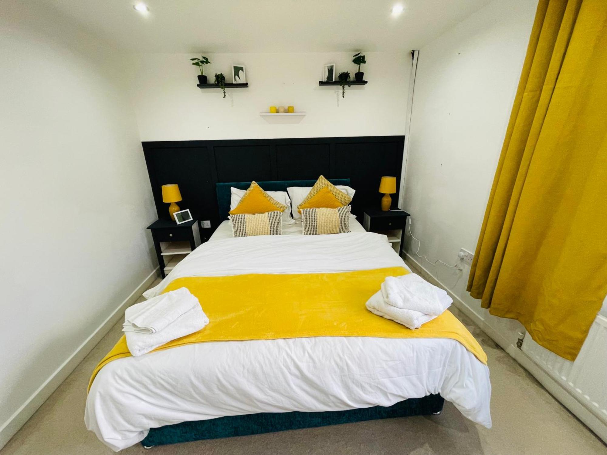 Holiday home 3 Bedroom Affordable Family Detached House - Business Contractors, Midlands Location - Private Garden,free Car Park,tv- Netflix And Free Wifi *