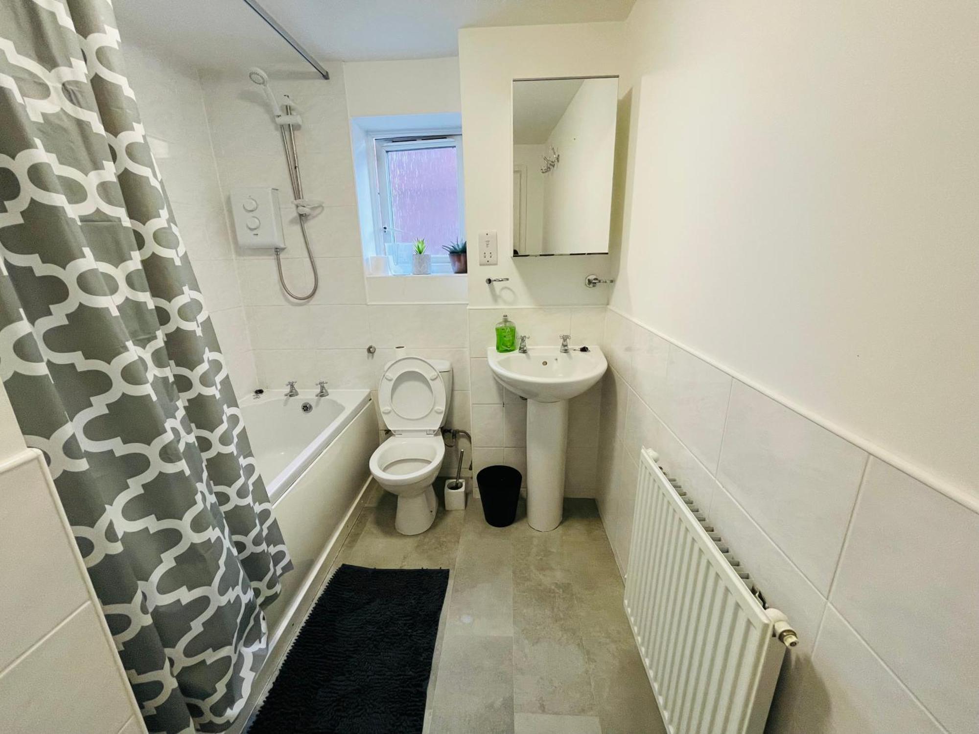 3 Bedroom Affordable Family Detached House - Business Contractors, Midlands Location - Private Garden,free Car Park,tv- Netflix And Free Wifi Holiday home *