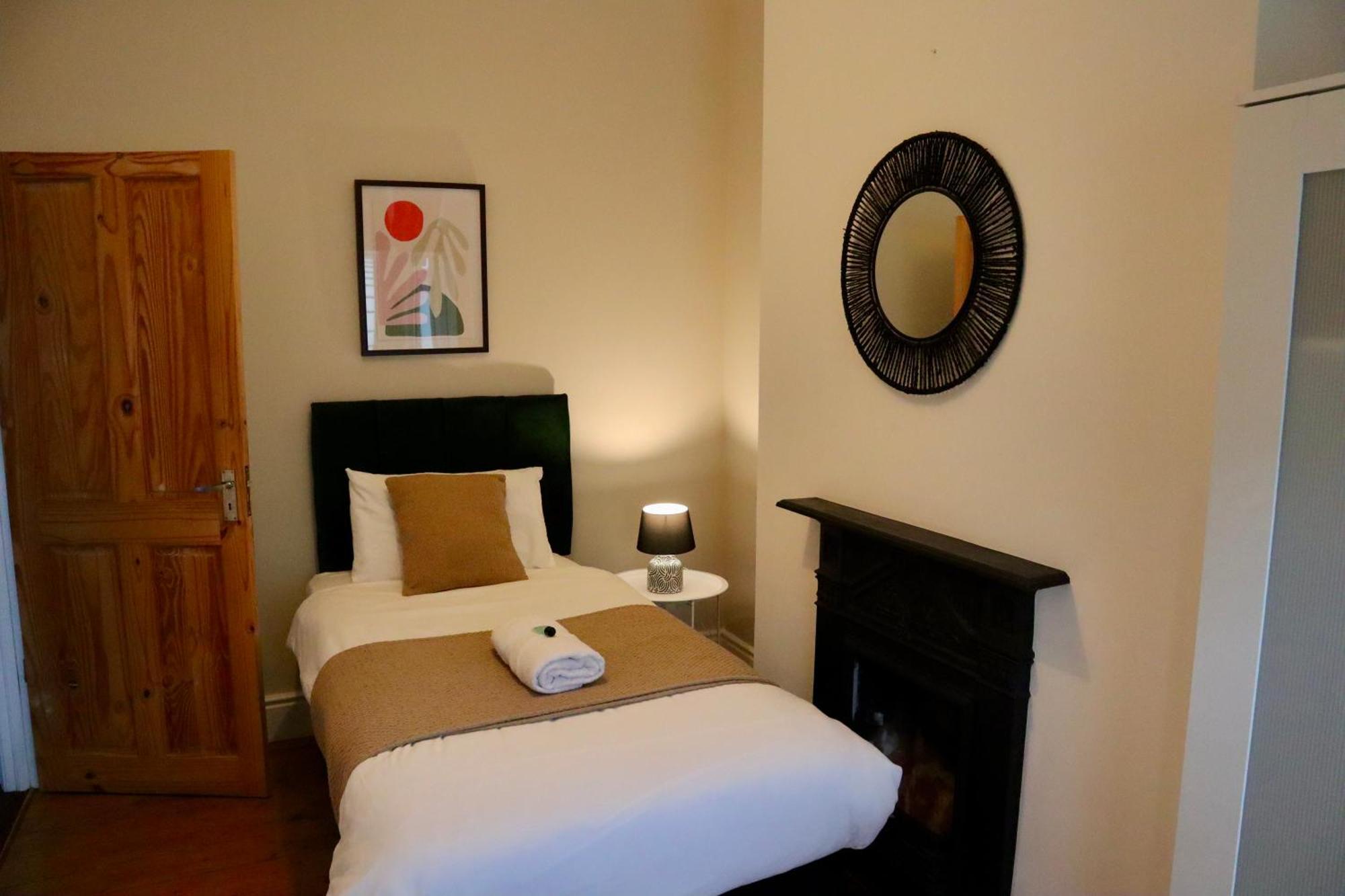 Holiday home Cosy 5bed 2bath Well Equipped House In Near Amenties Makes Great Digs, Wi-fi, On Street Parking, Smart Tvs In Rooms, Coop Shop 2mins Walk