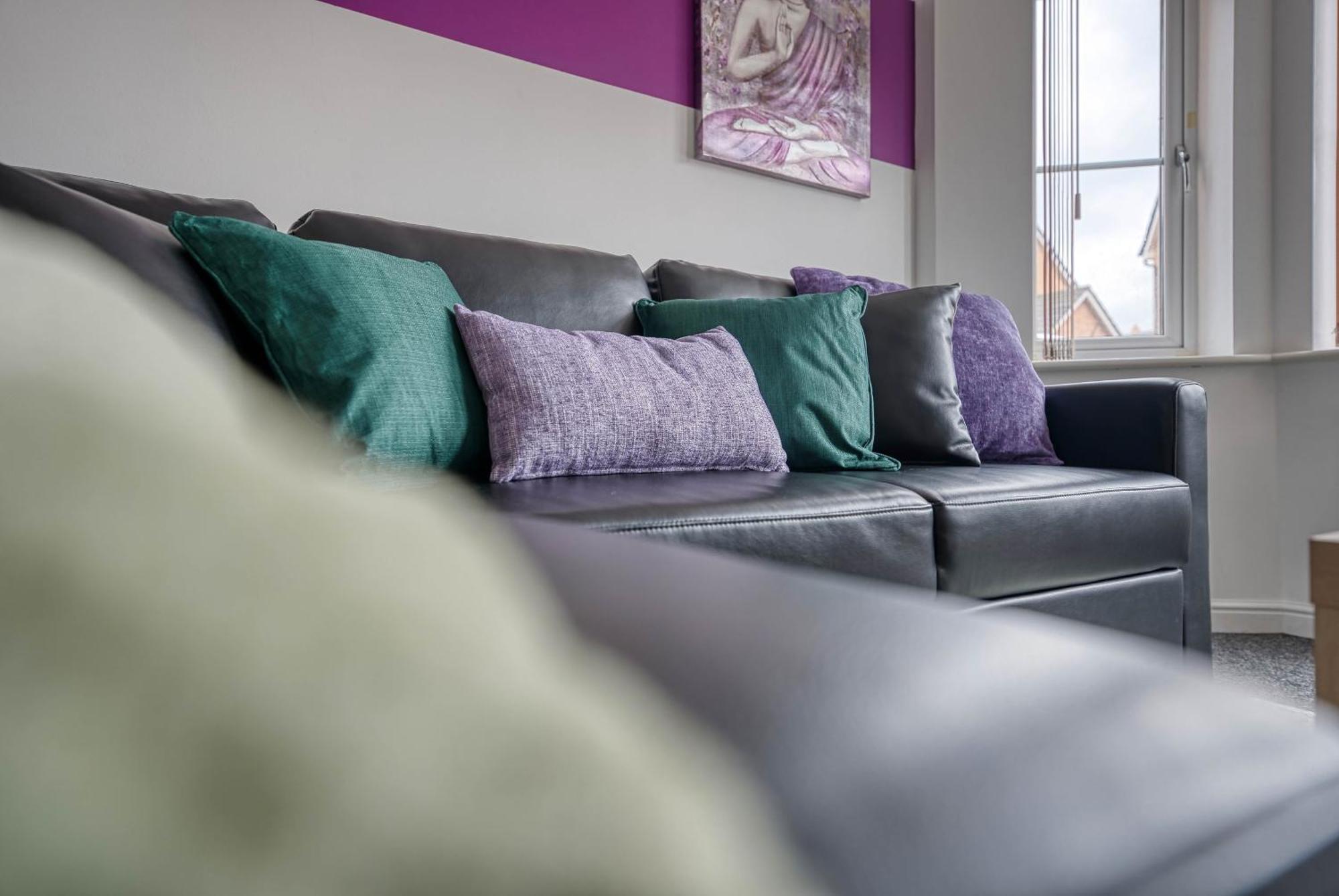 Gorgeous 5-Bedroom Home With Free Wifi Included Coventry