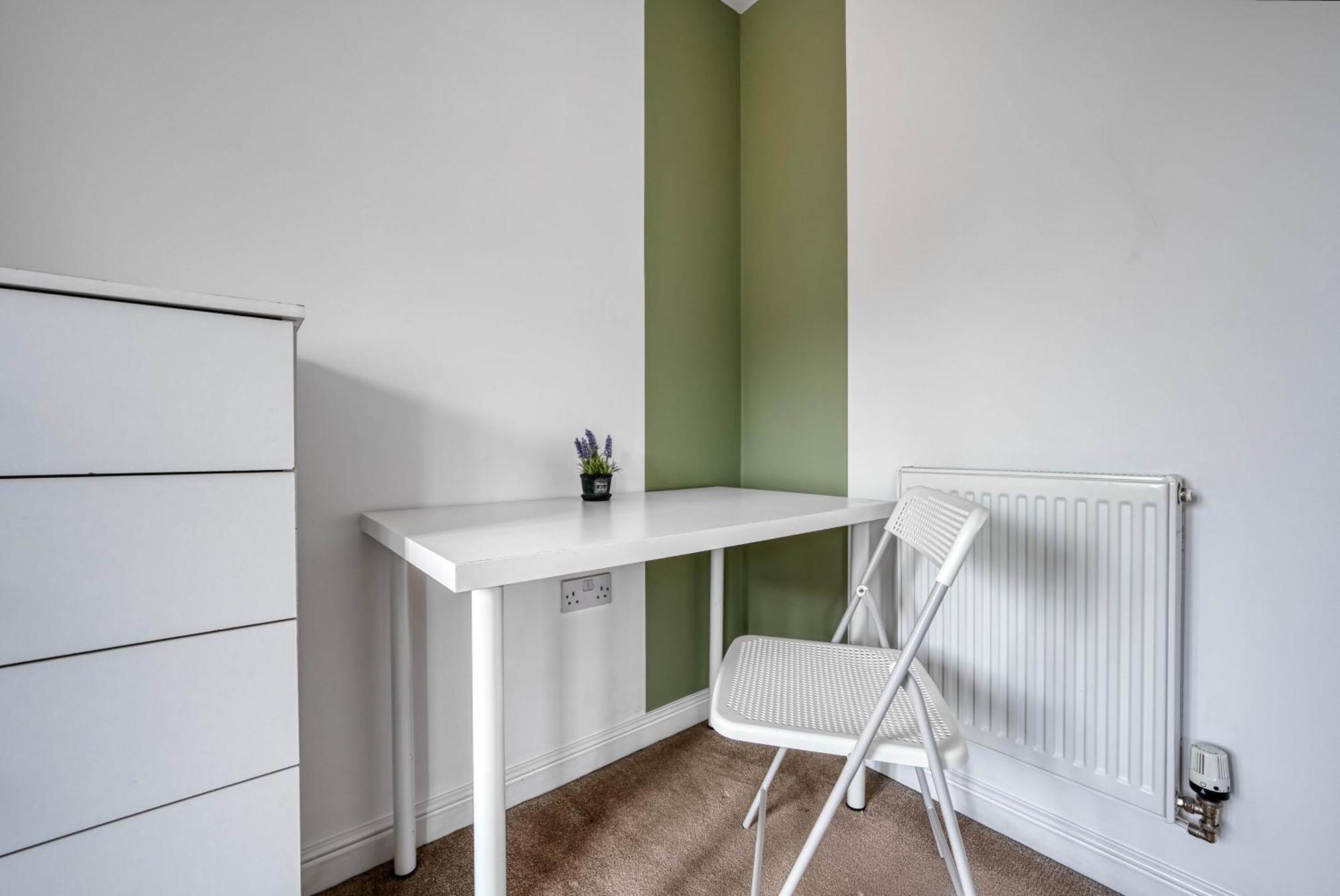 Gorgeous 5-Bedroom Home With Free Wifi Included Apartment Coventry