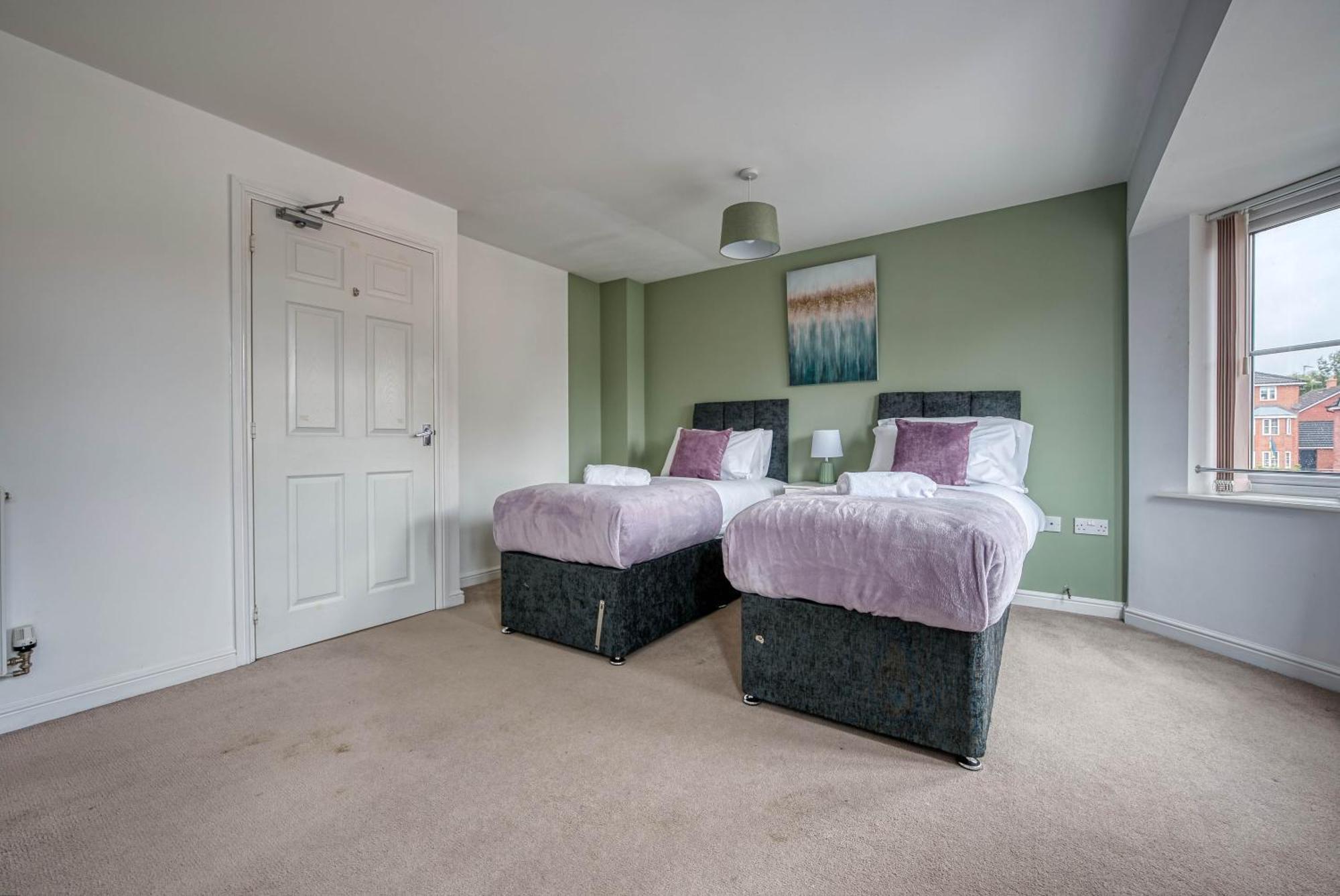 Gorgeous 5-Bedroom Home With Free Wifi Included