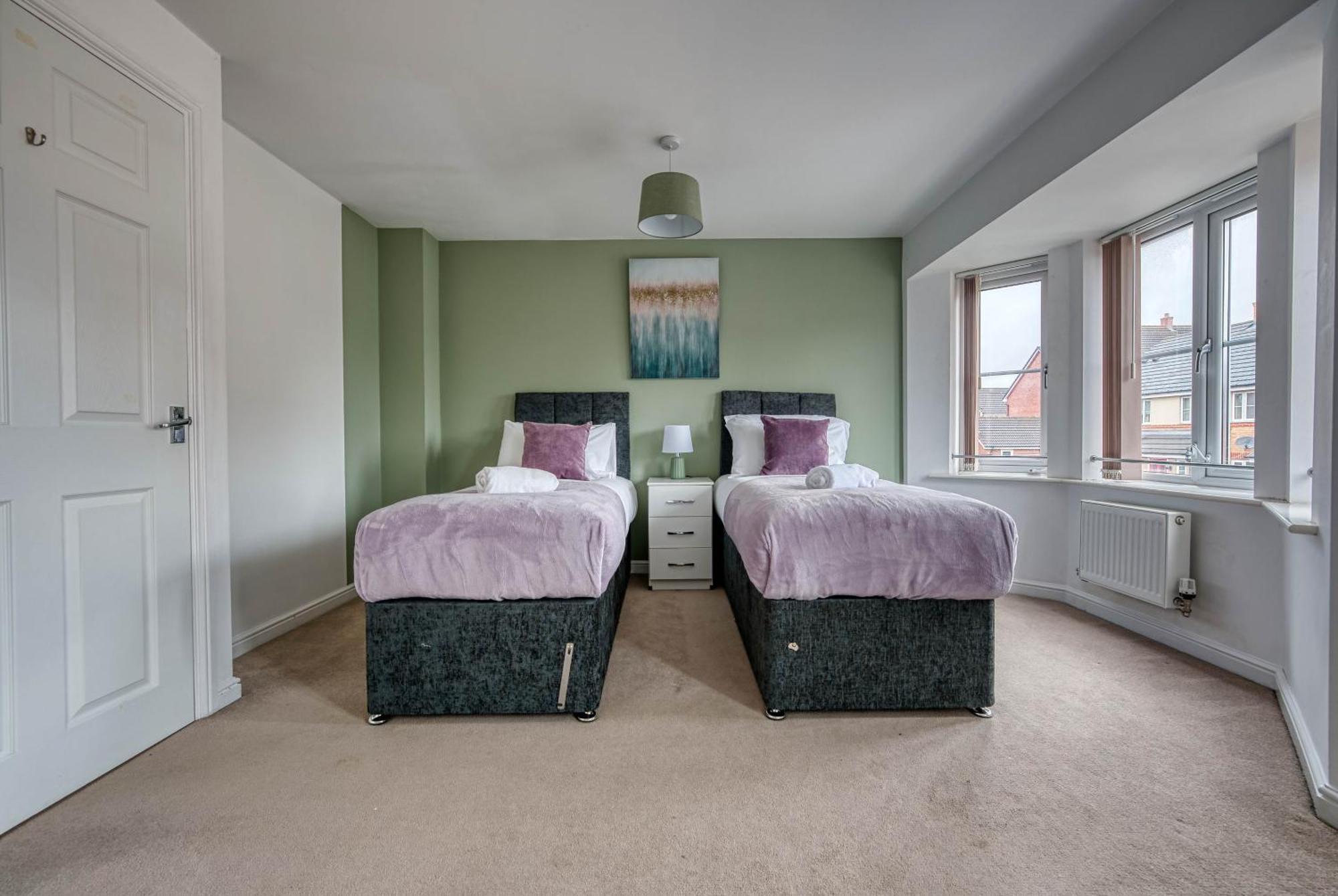 Apartment Gorgeous 5-Bedroom Home With Free Wifi Included