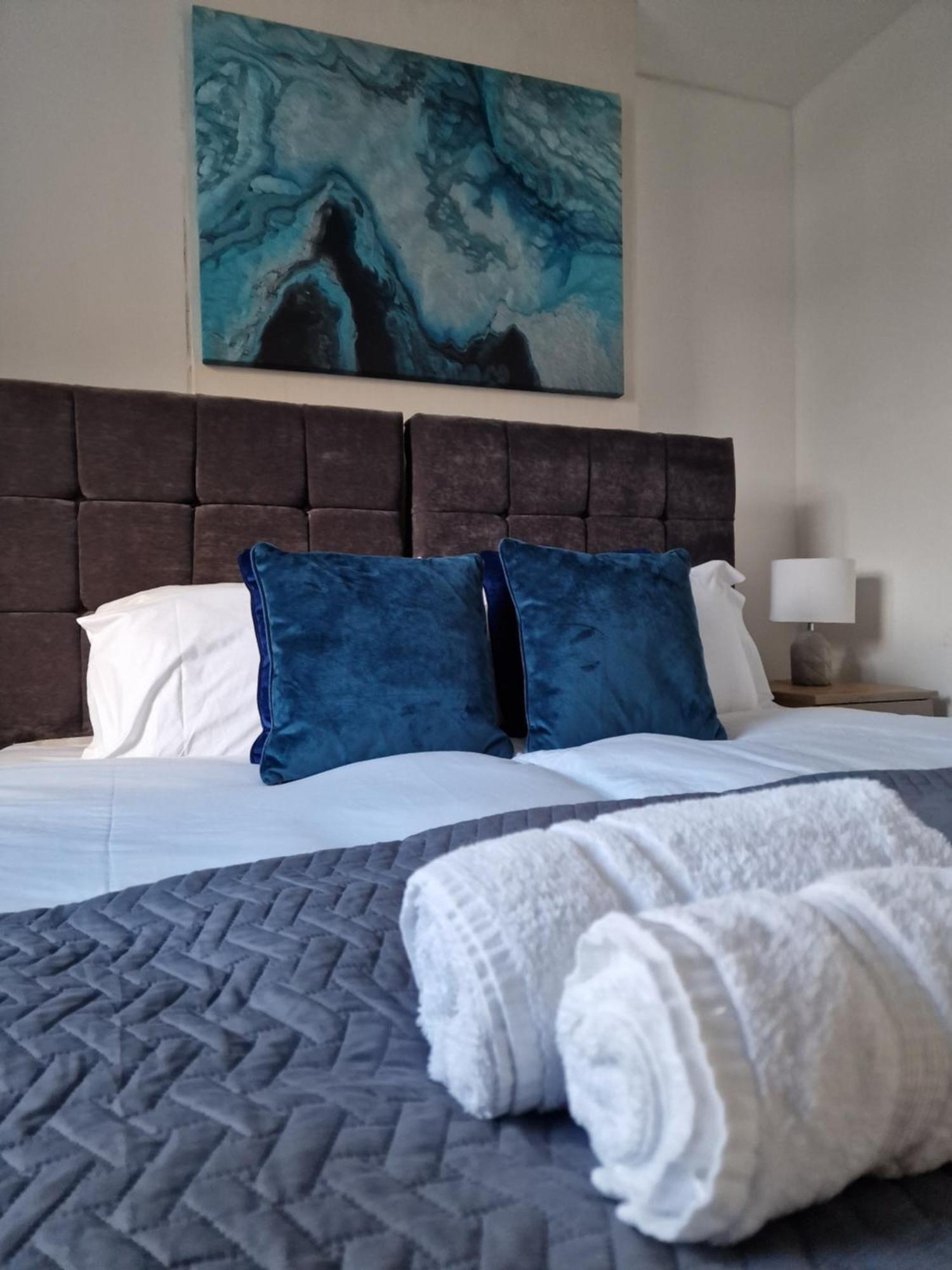 Modern 4-bed House With Garden & Parking *
