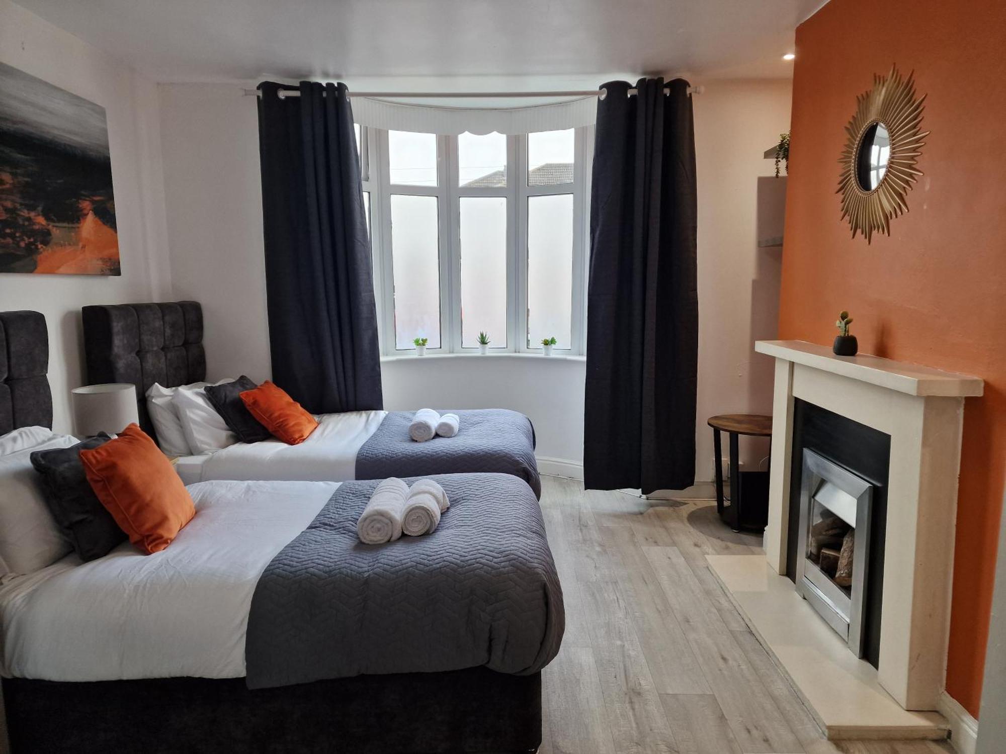 Modern 4-bed House With Garden & Parking Casa de férias Coventry