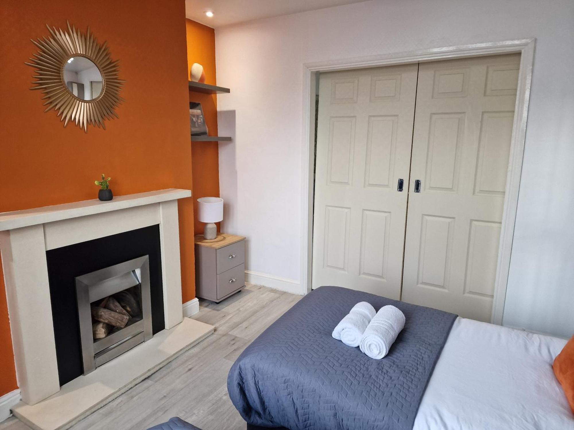 Modern 4-bed House With Garden & Parking Casa de férias Coventry