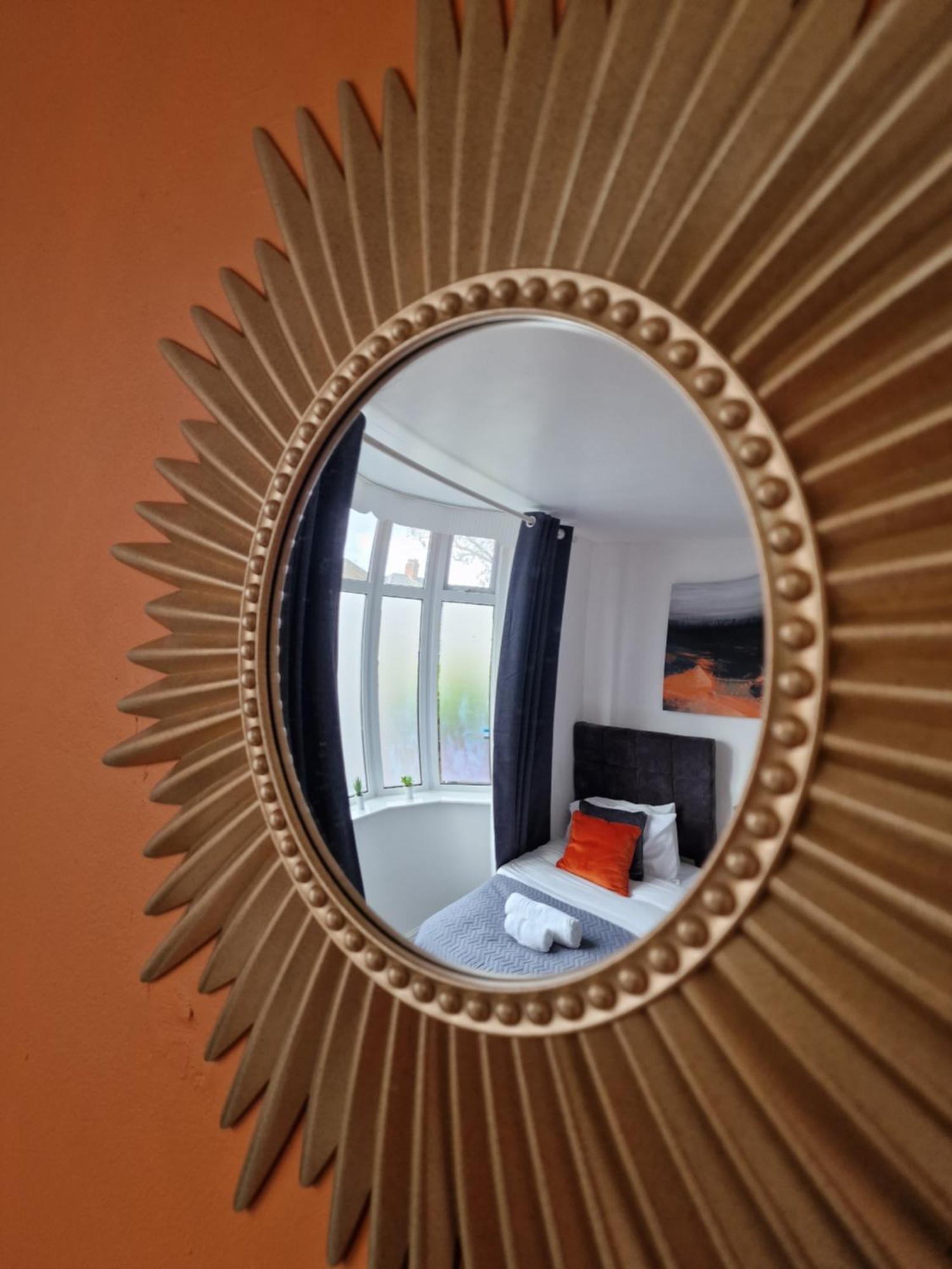 Modern 4-bed House With Garden & Parking *