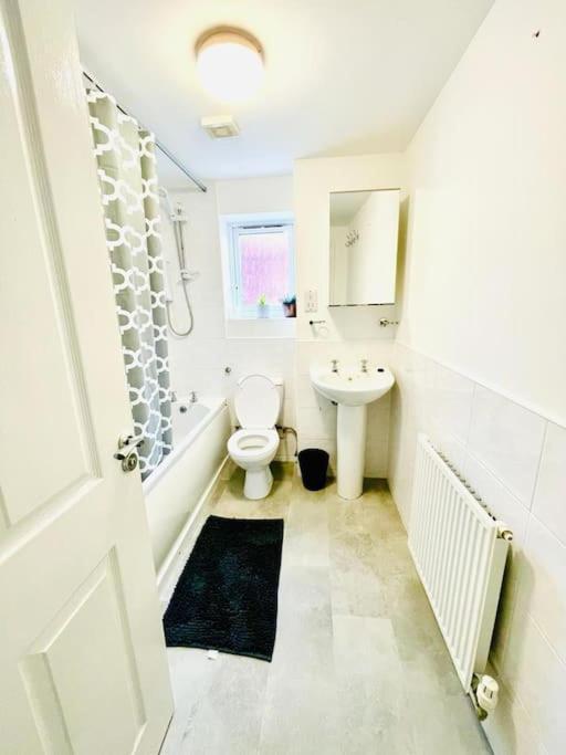 3 Bedroom Affordable Family Detached House - Business Contractors, Midlands Location - Private Garden,free Car Park,tv- Netflix And Free Wifi *