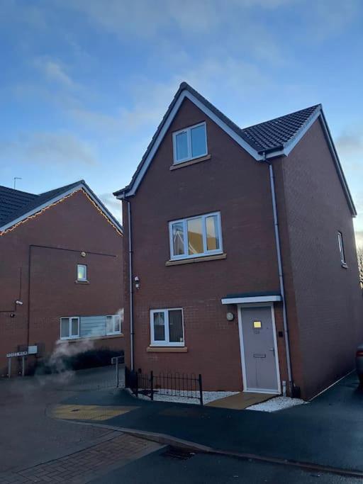 3 Bedroom Affordable Family Detached House - Business Contractors, Midlands Location - Private Garden,free Car Park,tv- Netflix And Free Wifi