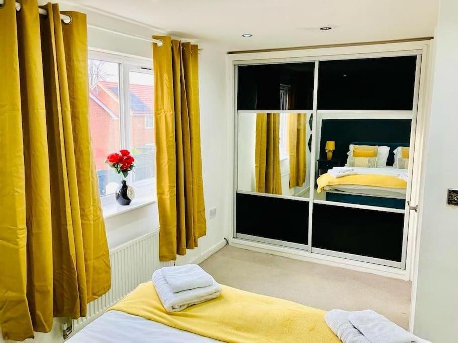 3 Bedroom Affordable Family Detached House - Business Contractors, Midlands Location - Private Garden,free Car Park,tv- Netflix And Free Wifi