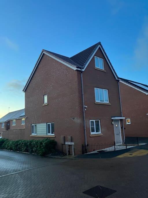Holiday home 3 Bedroom Affordable Family Detached House - Business Contractors, Midlands Location - Private Garden,free Car Park,tv- Netflix And Free Wifi