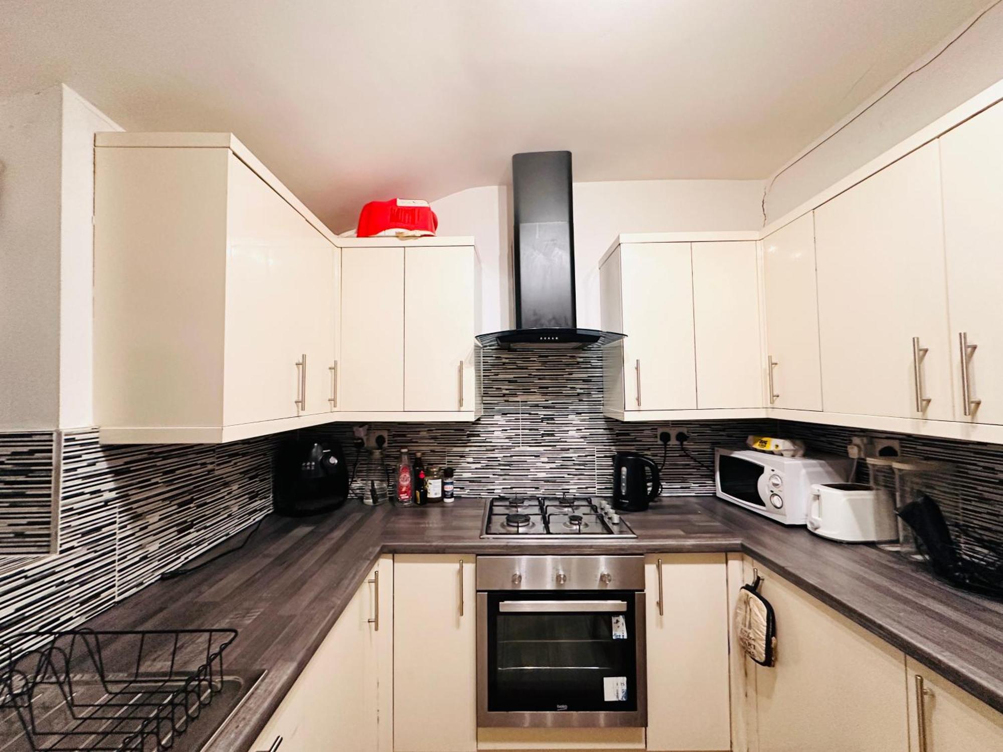 Entire 2 Beds Terrace House Near Ricoh Arena. Holiday home Coventry