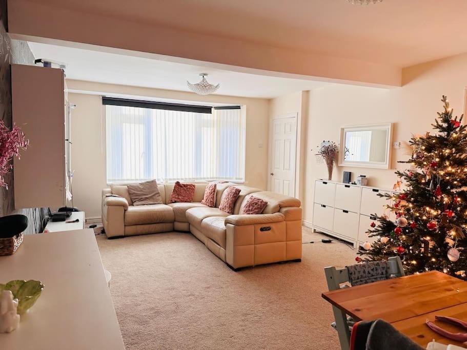Entire 2 Beds Terrace House Near Ricoh Arena. * Coventry