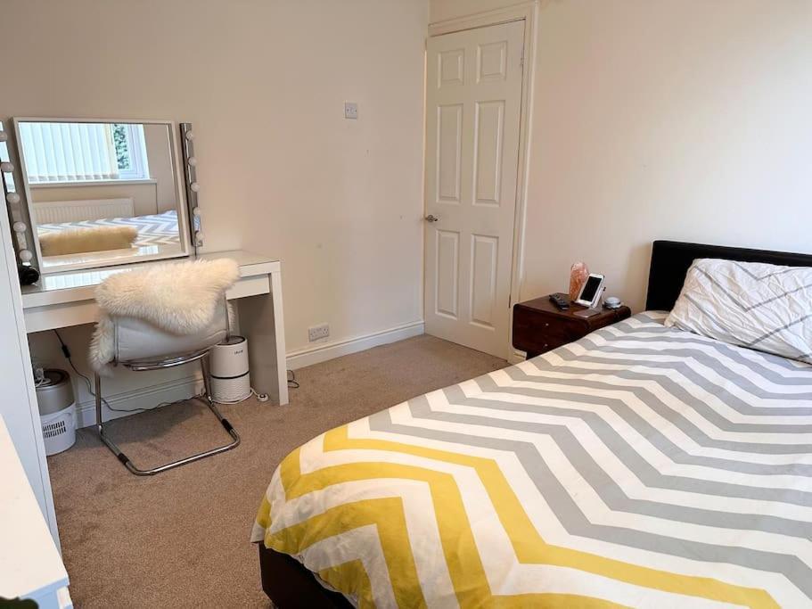 Entire 2 Beds Terrace House Near Ricoh Arena. Holiday home