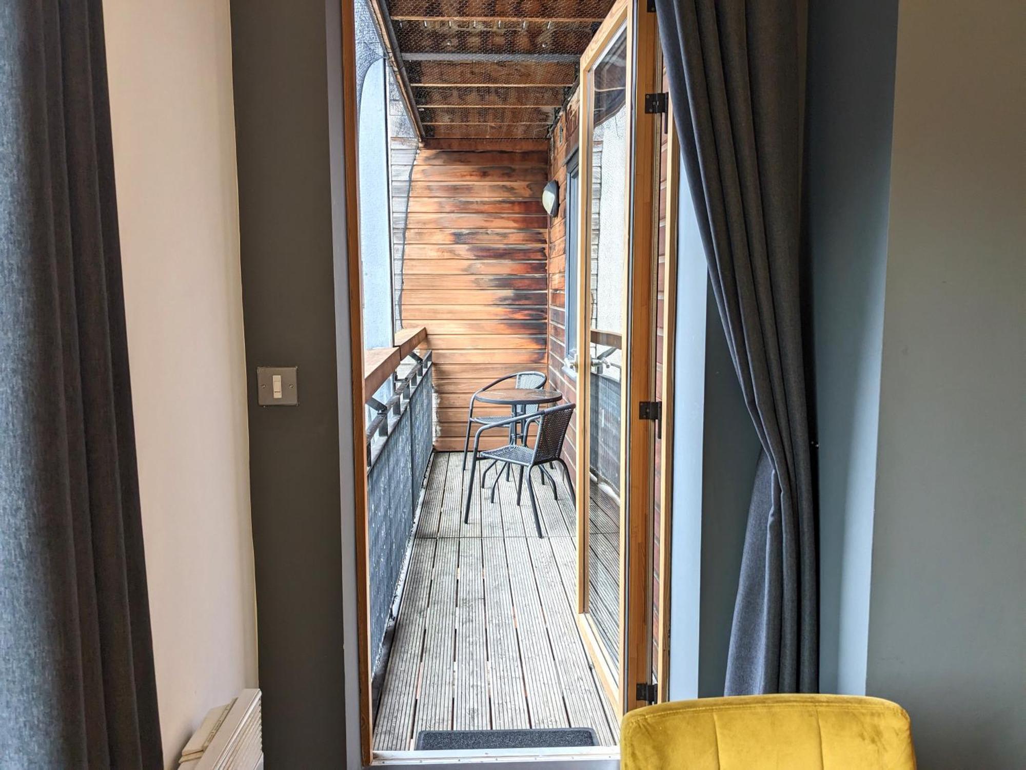 Gorgeous Modernised Centre Apartment *