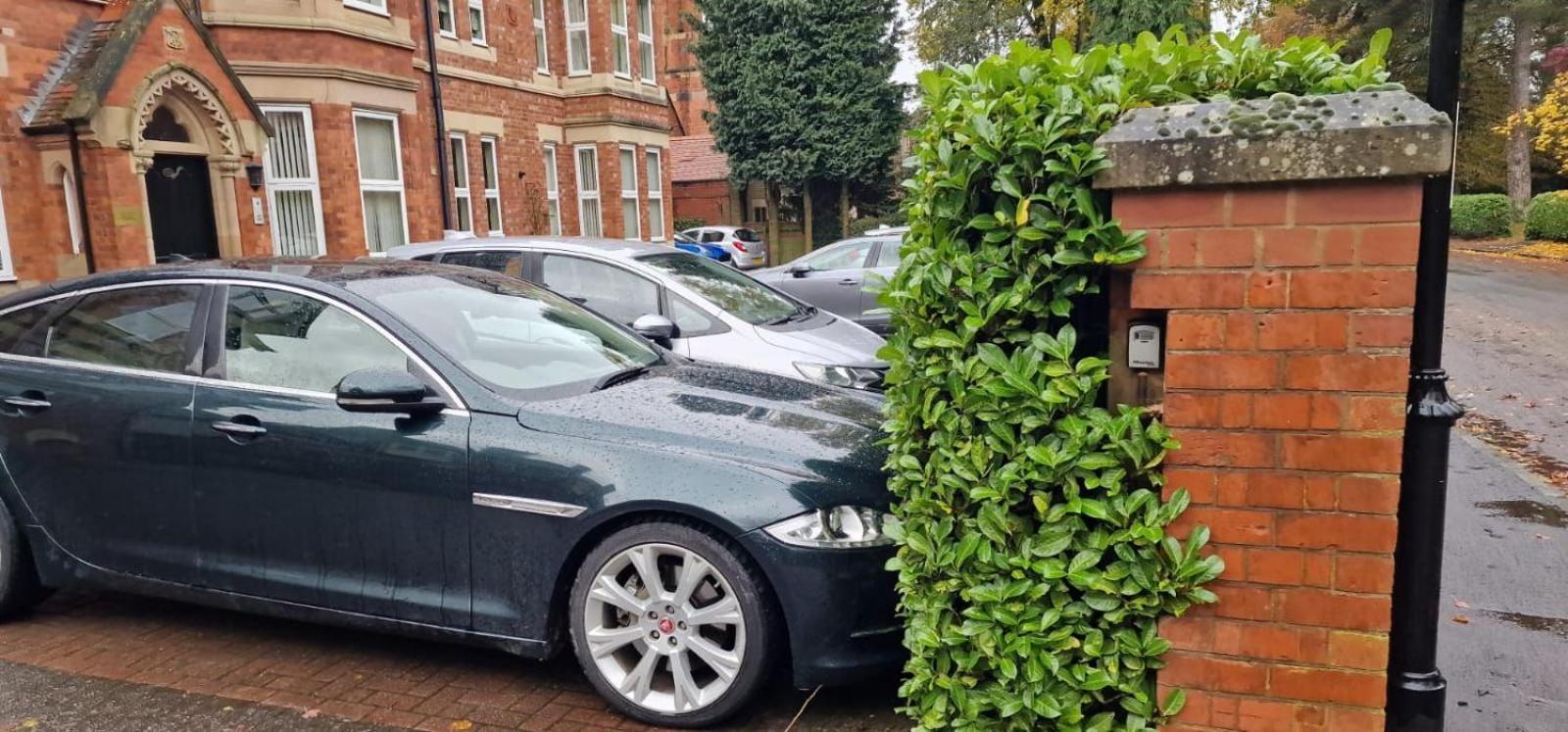 Luxury 2-bed Flat In With Free Parking, Near Train Station