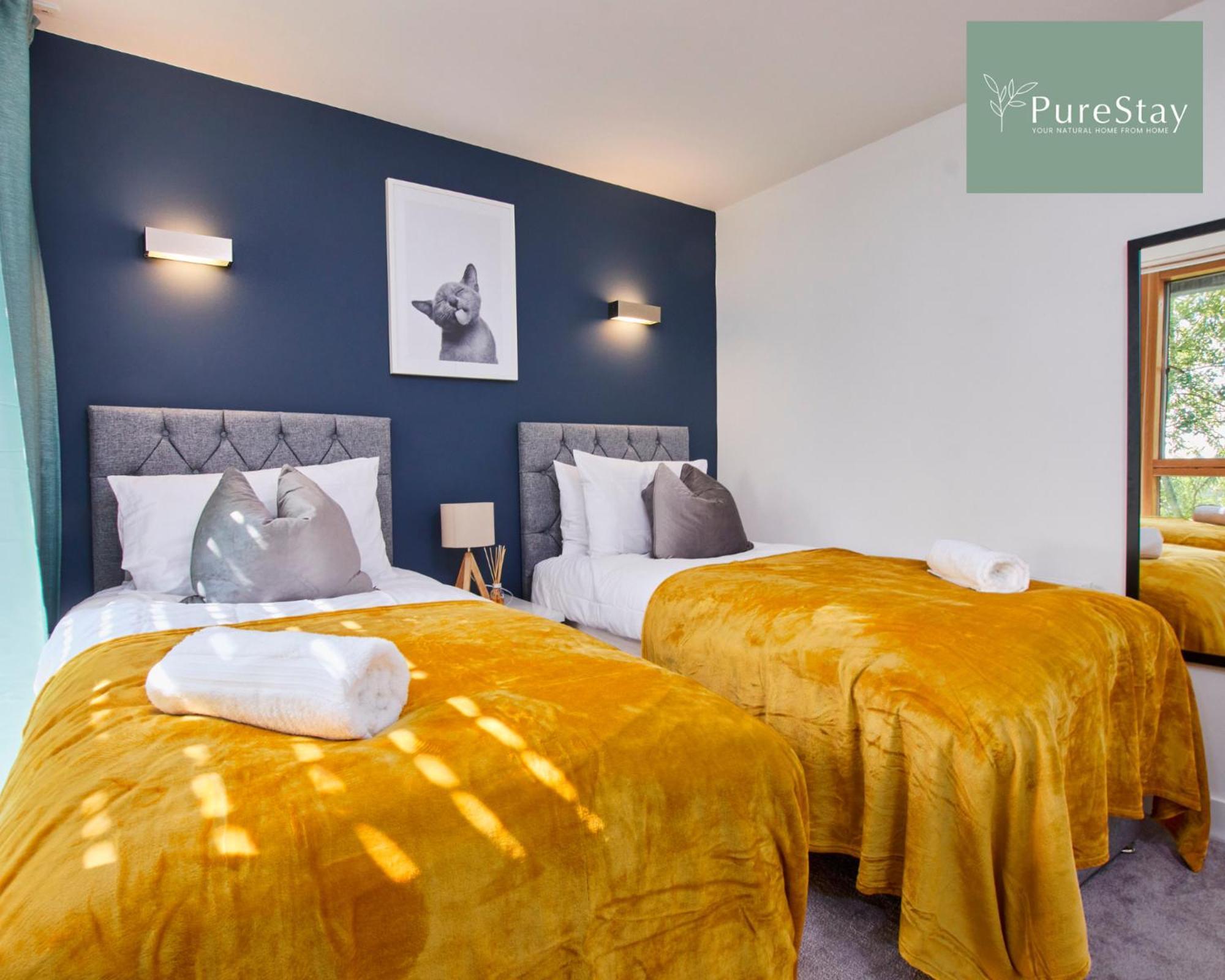 Beautiful Four Bed House By Purestay Short Lets & Serviced With Parking Coventry