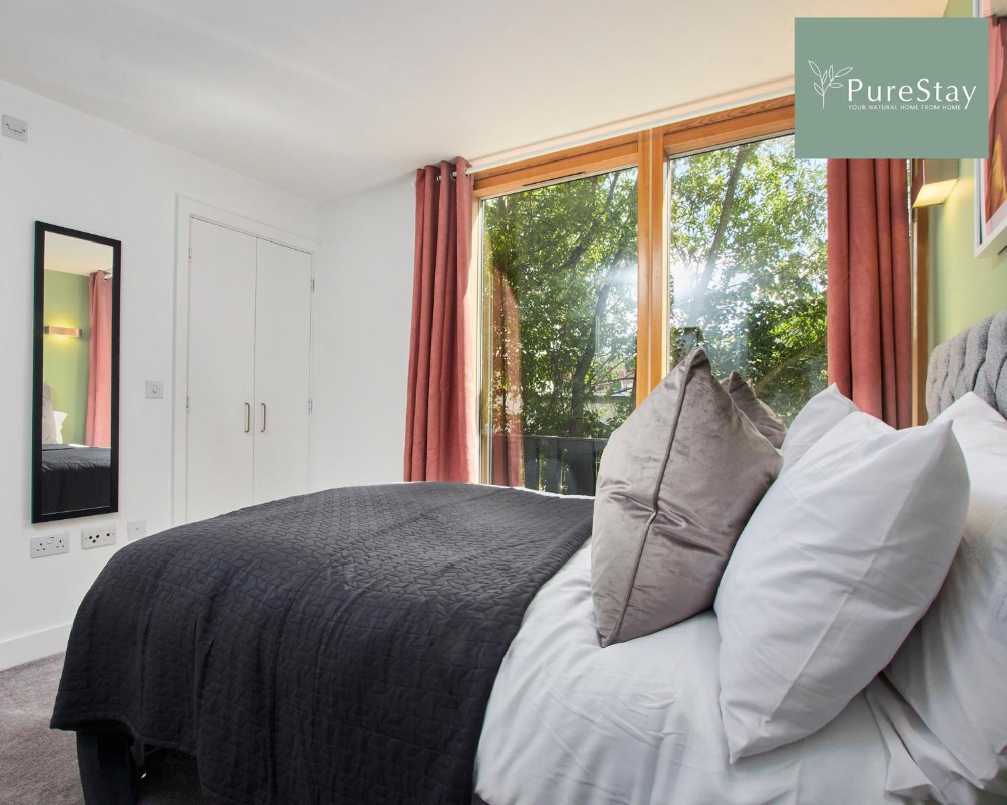 Beautiful Four Bed House By Purestay Short Lets & Serviced With Parking Holiday home