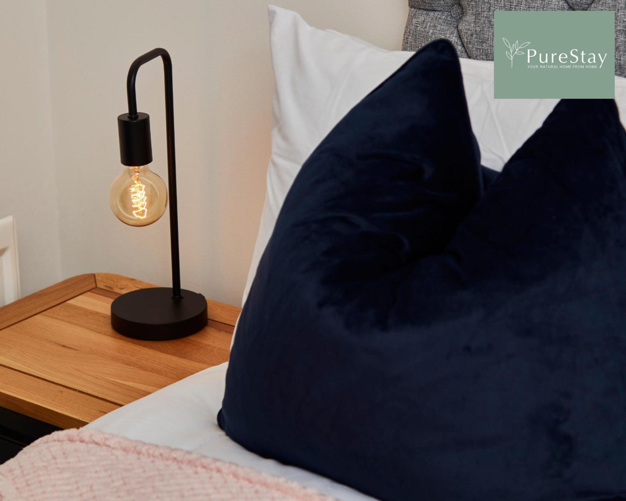 Beautiful Four Bed House By Purestay Short Lets & Serviced With Parking Holiday home
