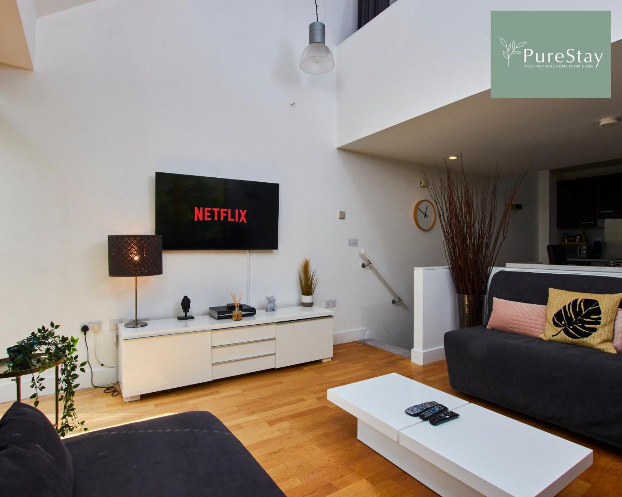 Beautiful Four Bed House By Purestay Short Lets & Serviced With Parking Holiday home *