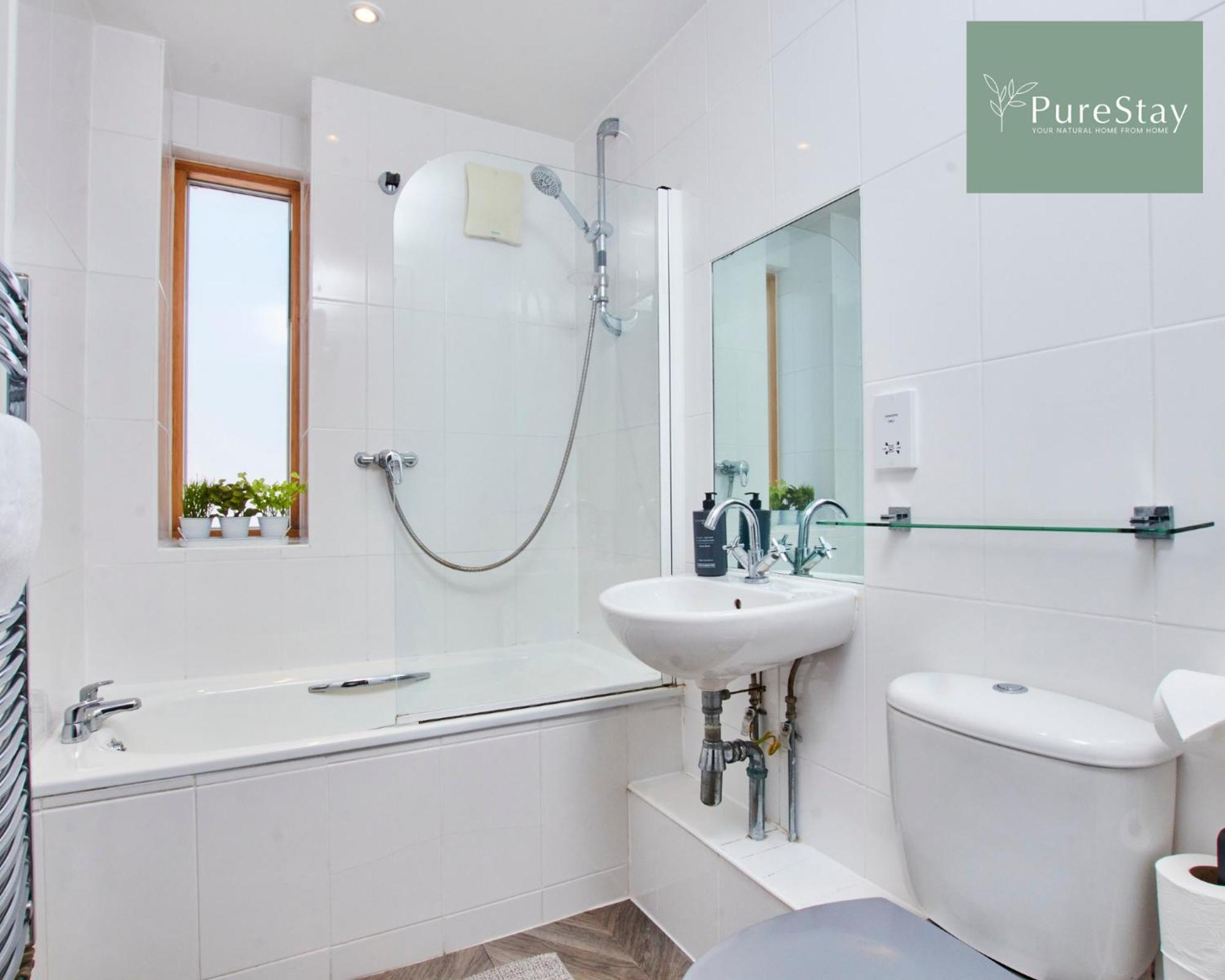 Holiday home Beautiful Four Bed House By Purestay Short Lets & Serviced With Parking Coventry