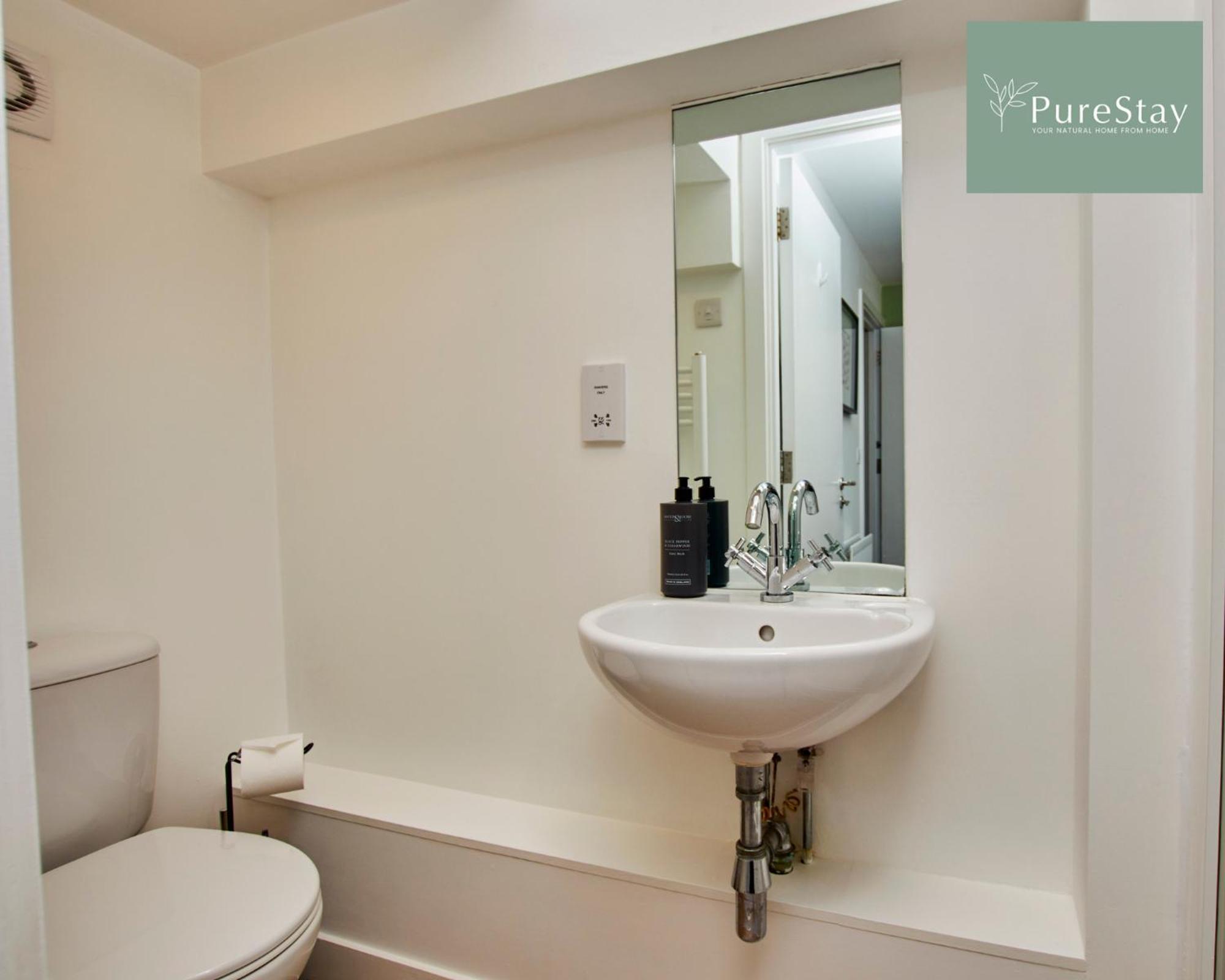 Beautiful Four Bed House By Purestay Short Lets & Serviced With Parking * Coventry