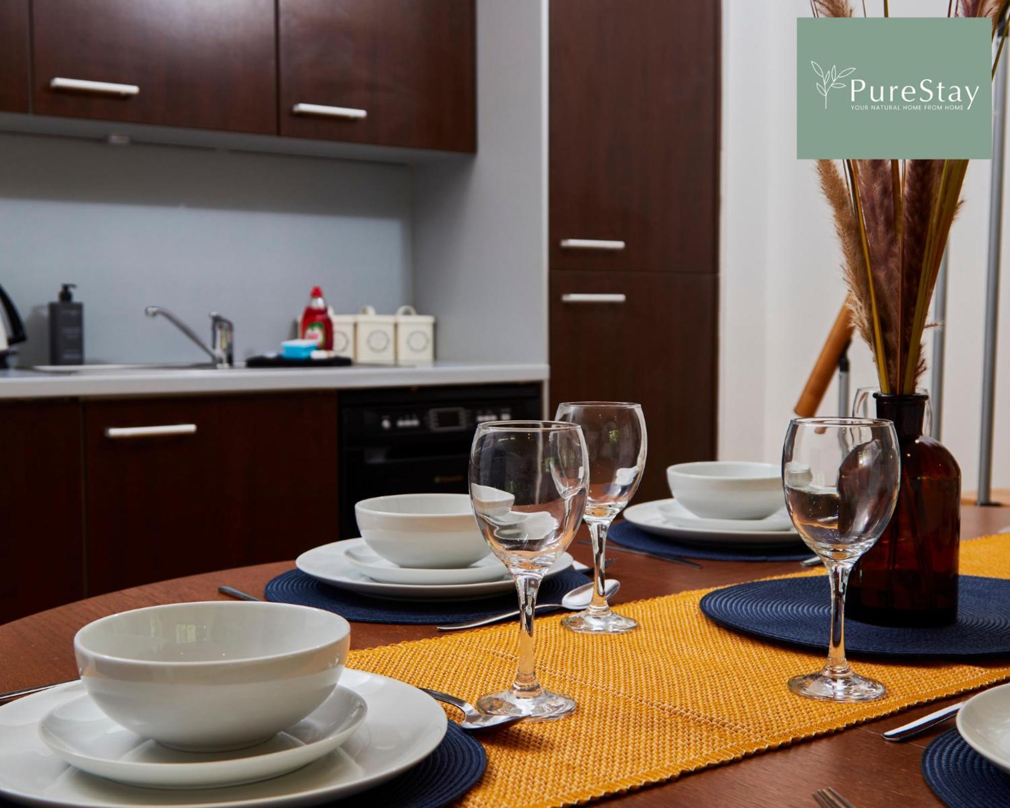 Beautiful Four Bed House By Purestay Short Lets & Serviced With Parking Holiday home Coventry