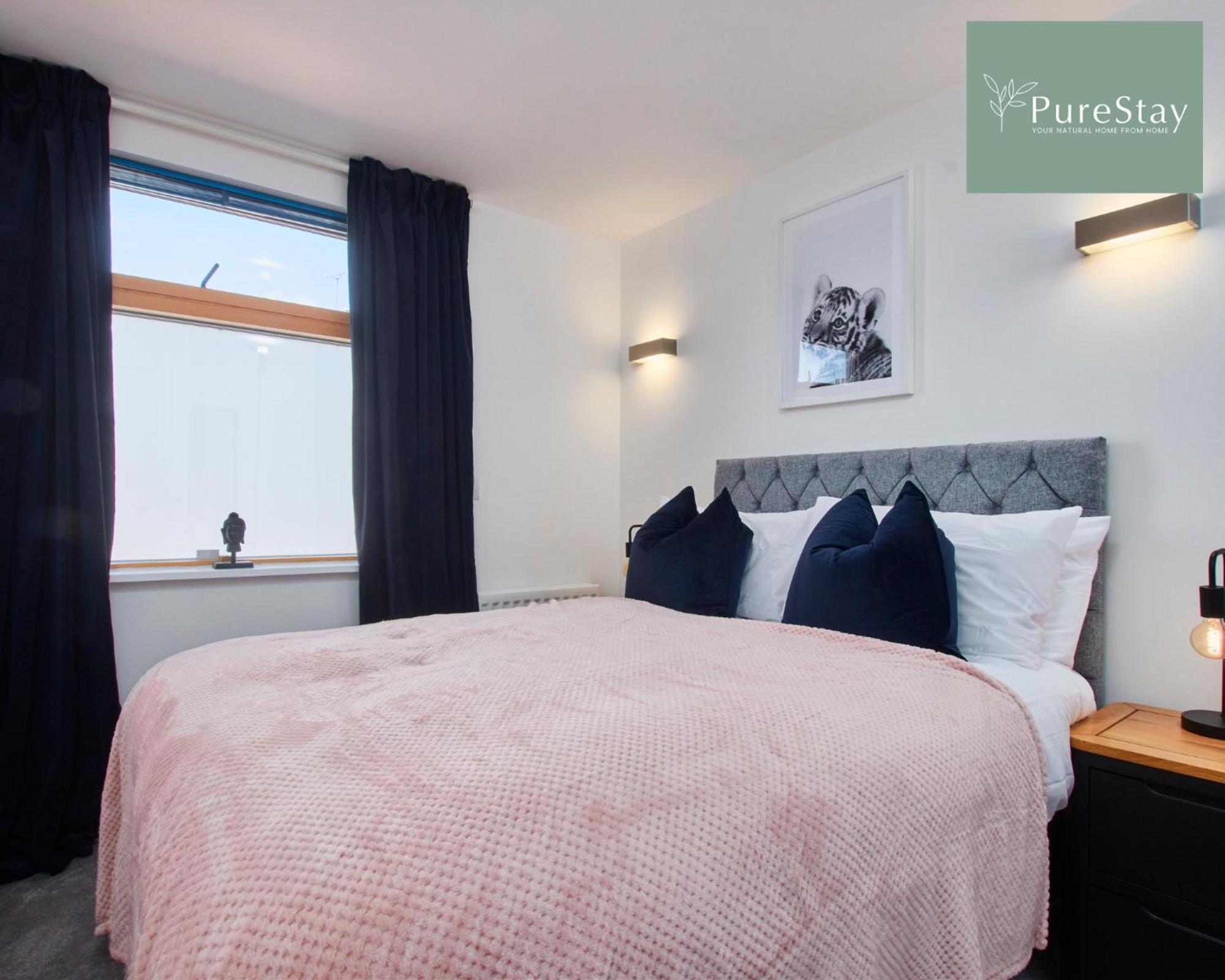 Beautiful Four Bed House By Purestay Short Lets & Serviced With Parking