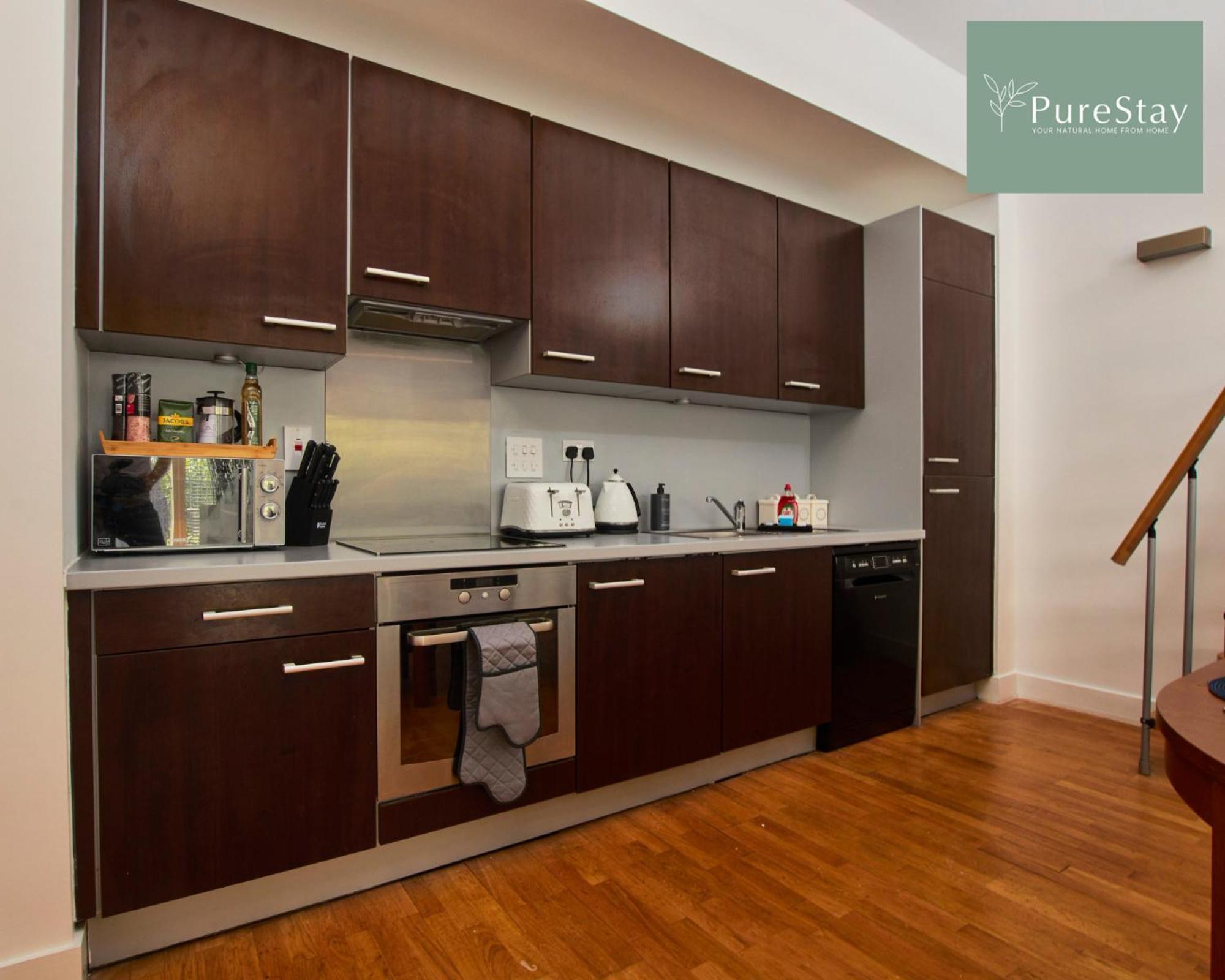 Beautiful Four Bed House By Purestay Short Lets & Serviced With Parking Holiday home *