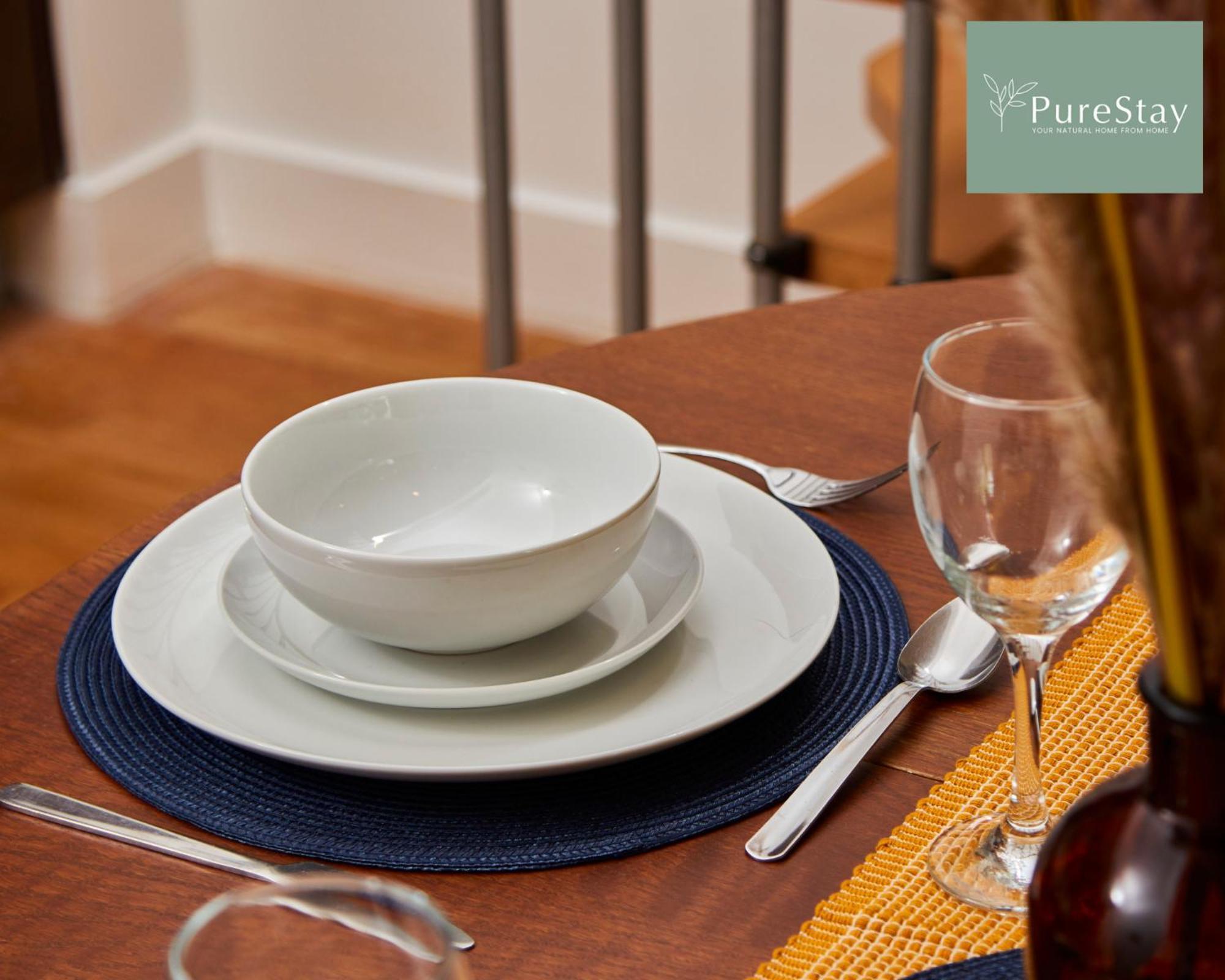 Beautiful Four Bed House By Purestay Short Lets & Serviced With Parking Holiday home *