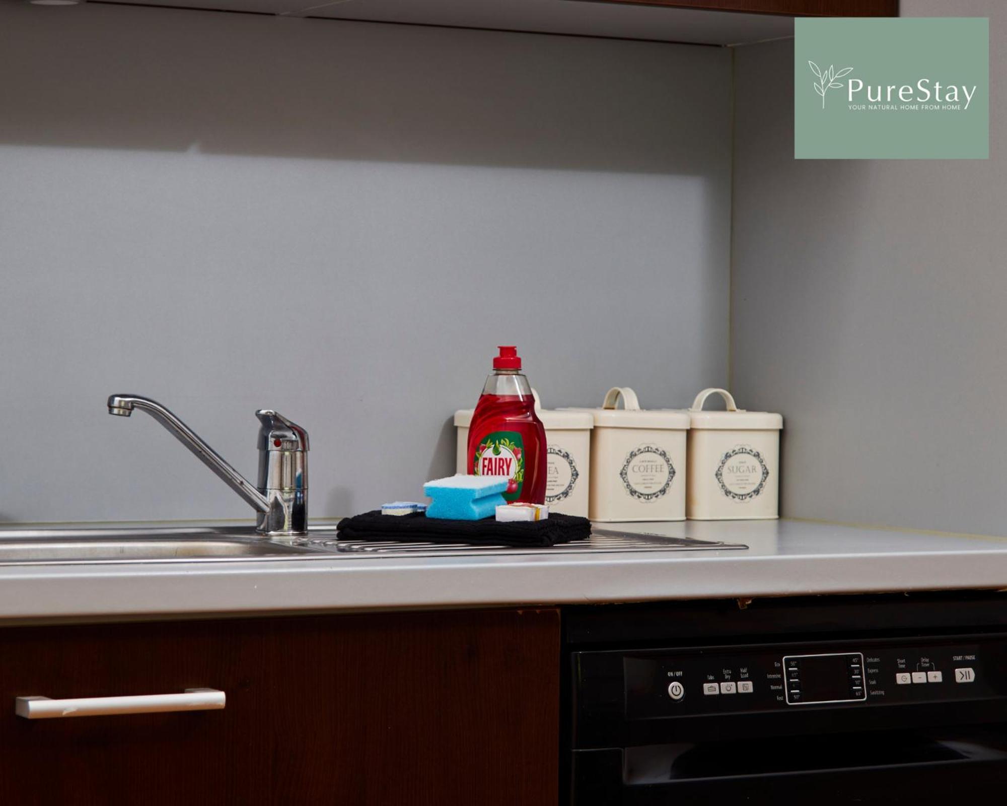 Beautiful Four Bed House By Purestay Short Lets & Serviced With Parking Coventry