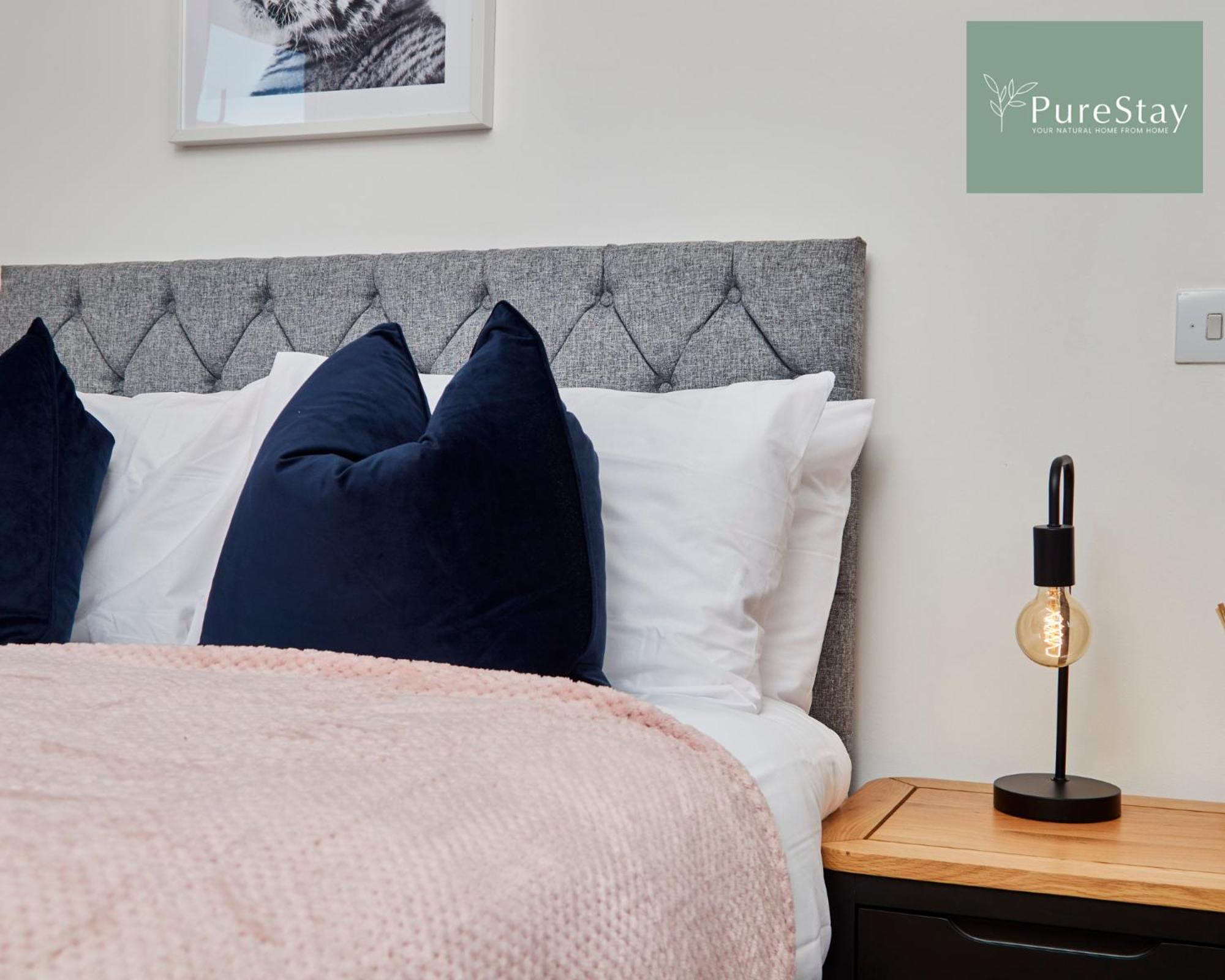 Beautiful Four Bed House By Purestay Short Lets & Serviced With Parking Holiday home