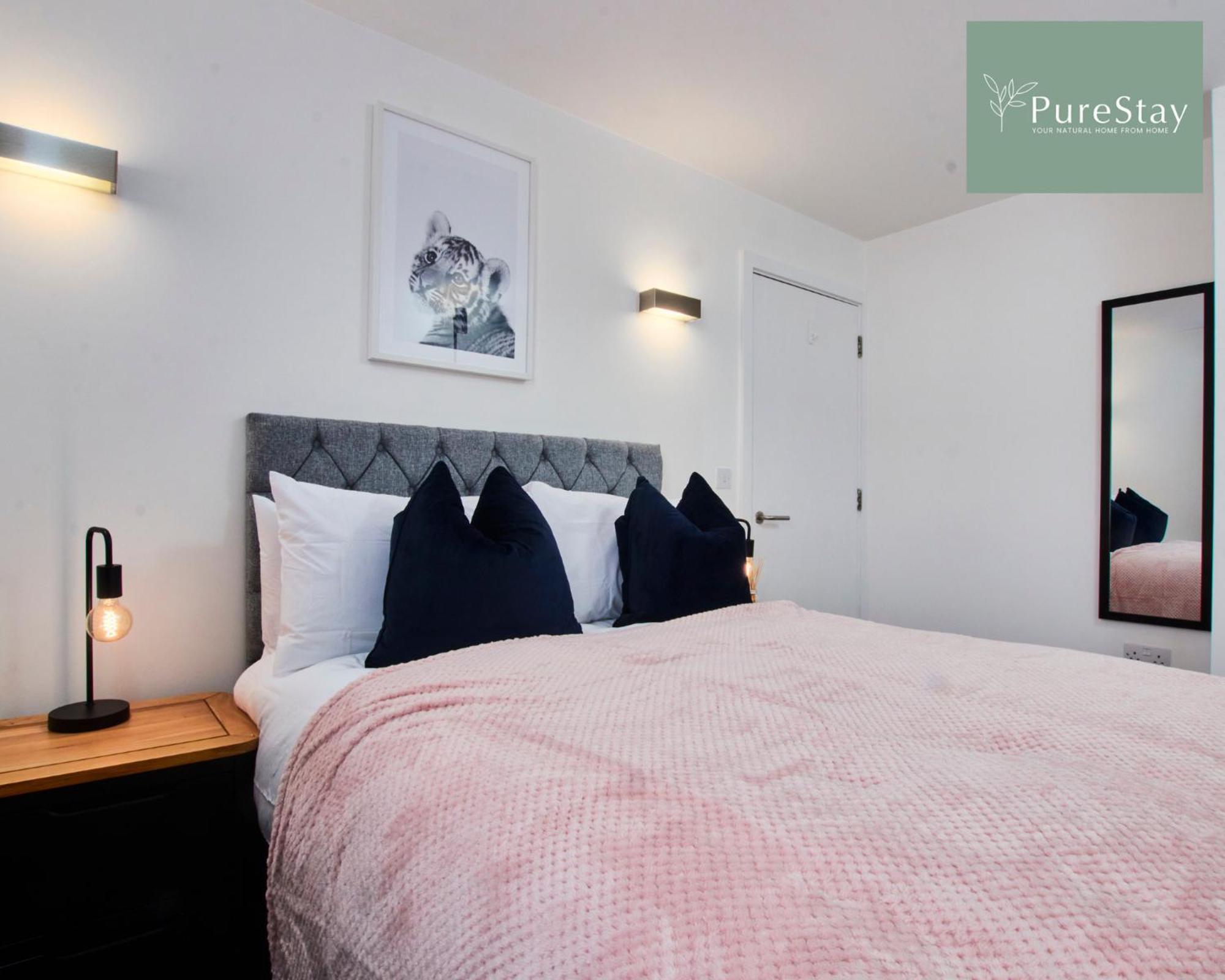 Beautiful Four Bed House By Purestay Short Lets & Serviced With Parking Holiday home Coventry